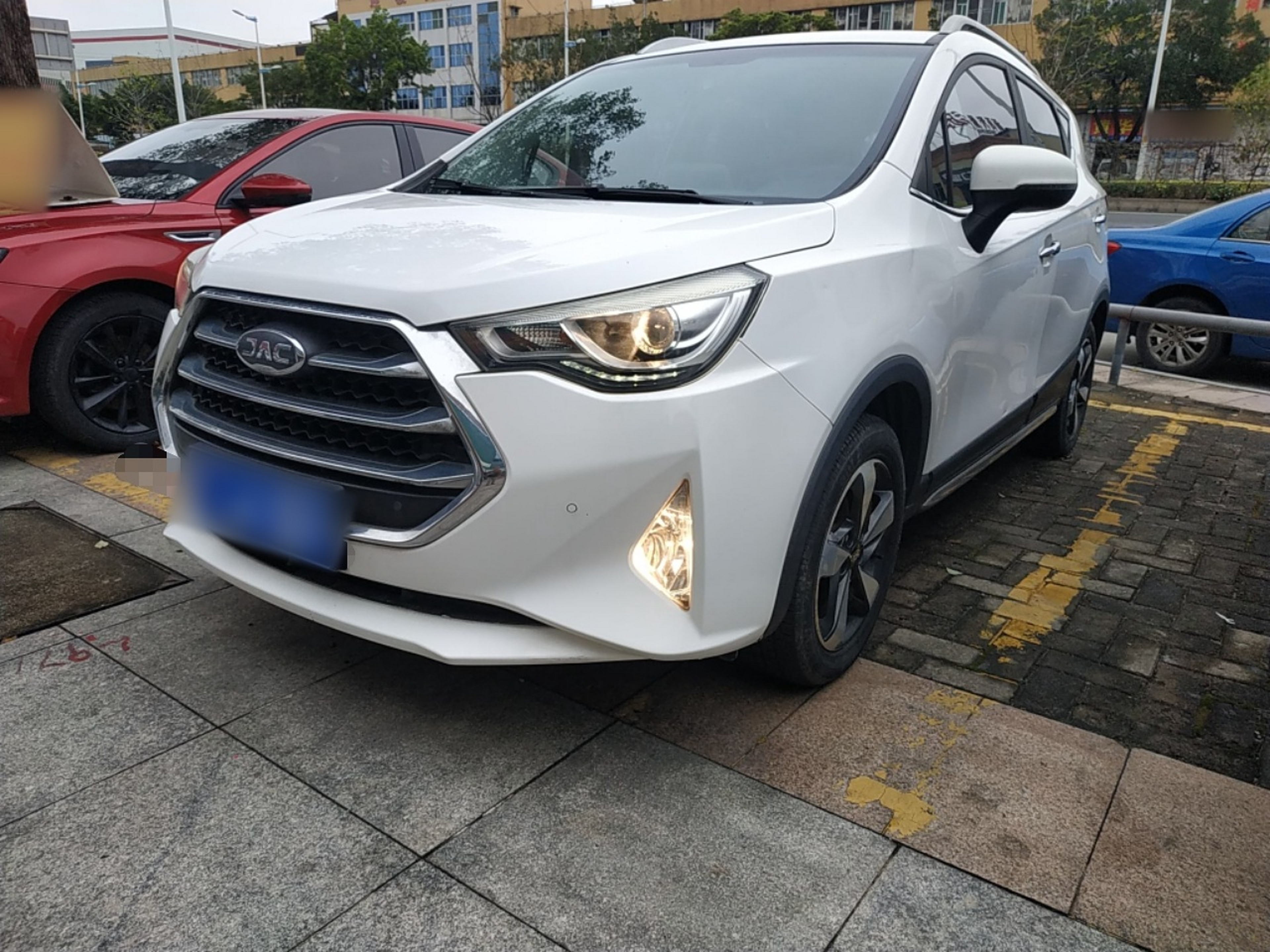 Под передней частью автомобиля