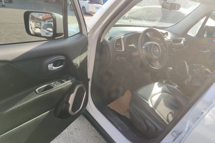 Used  Renegade 2018 Connected Large Screen Version 180T Automatic High-Energy Edition
