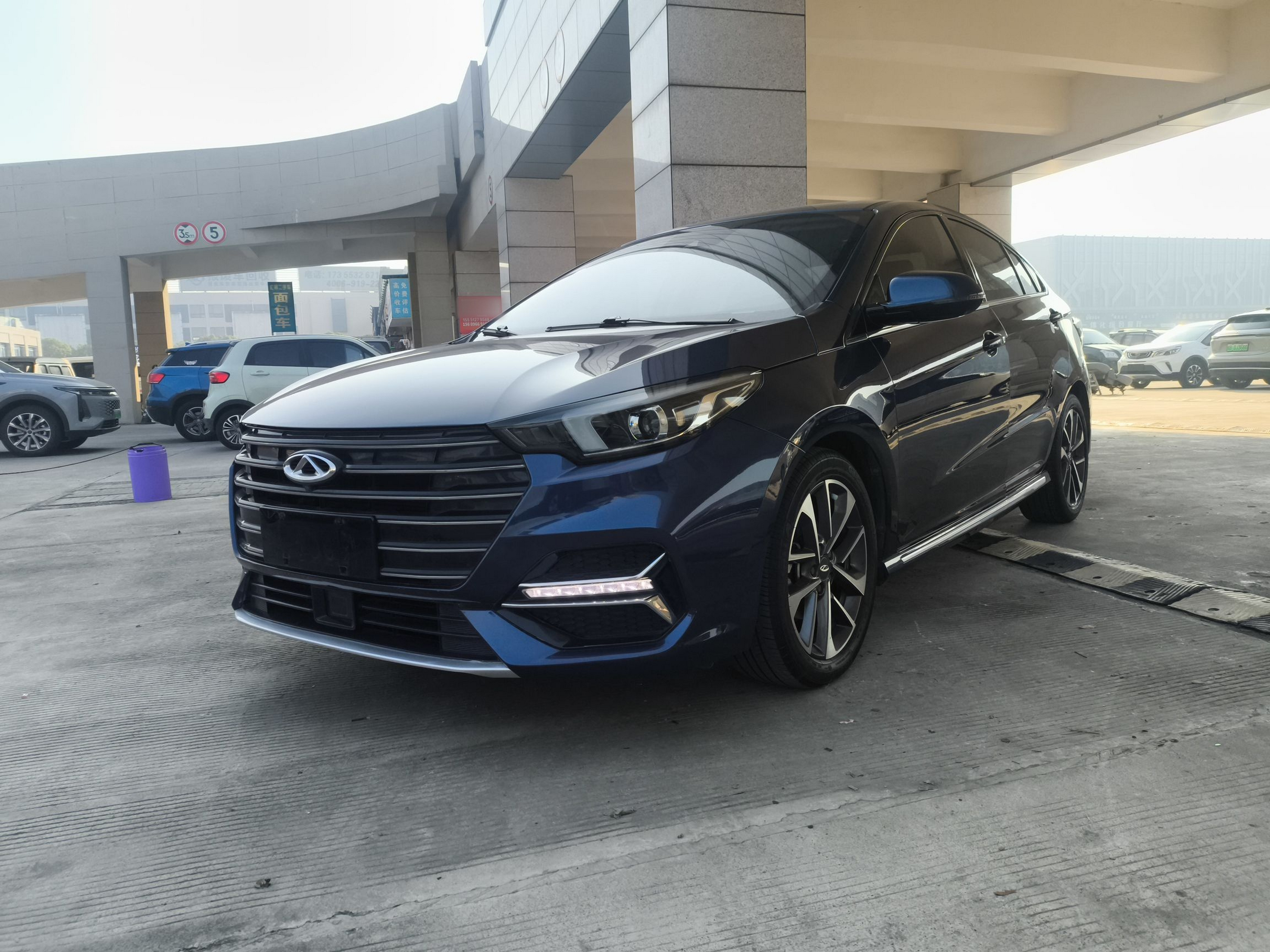 Под передней частью автомобиля