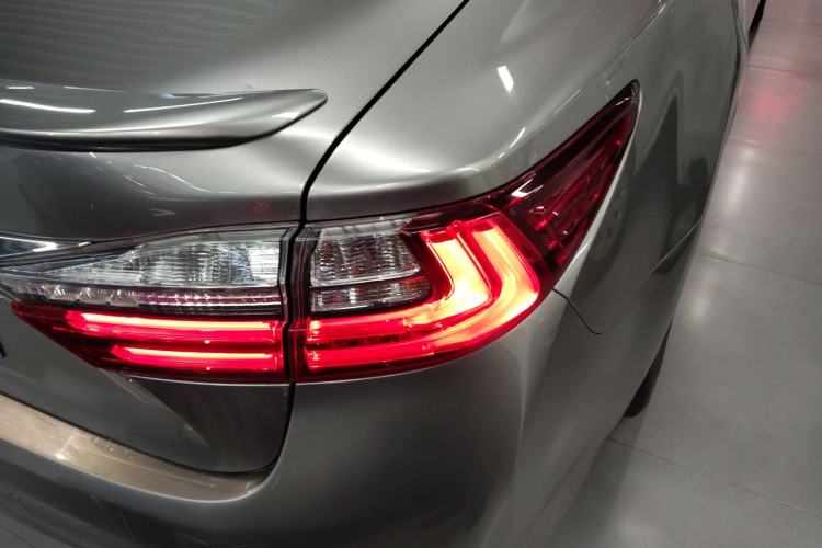 Used Lexus ES 2015 300h Comfort Edition
