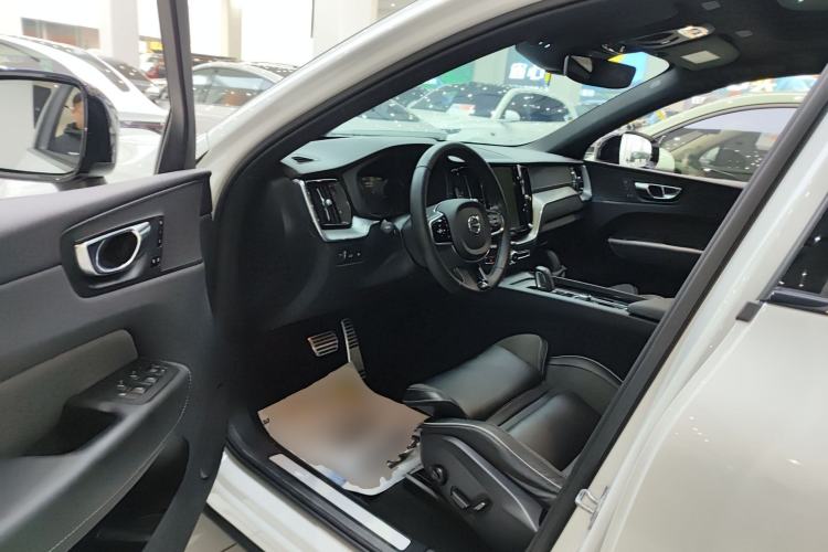 Used Volvo XC60 New Energy 2022 T8 Plug-in Hybrid All-Wheel Drive Zhiyuan Sport Edition
