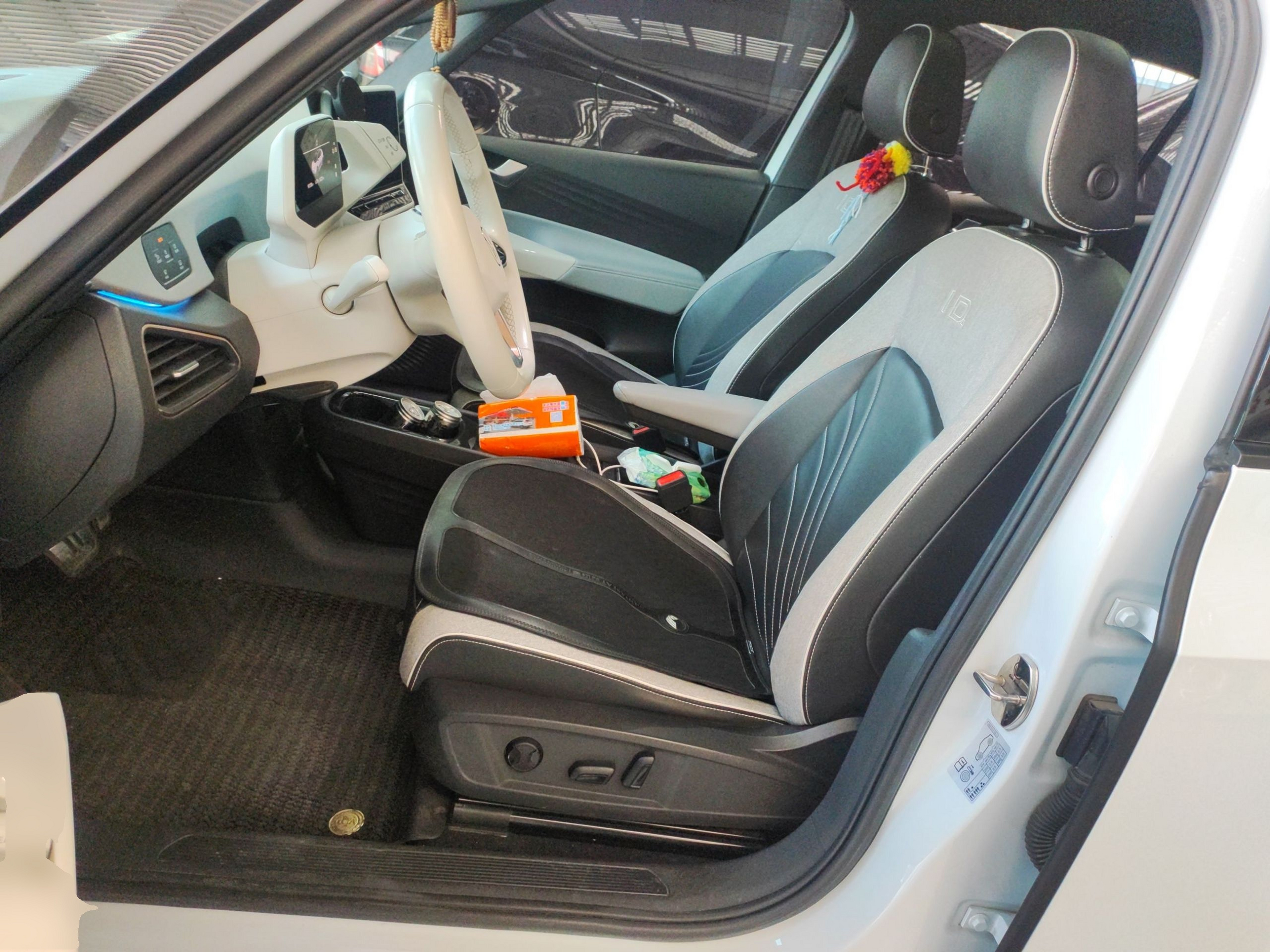 Переднее сиденье в автомобиле