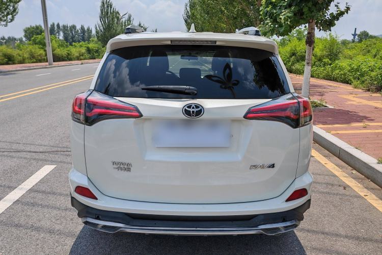 Used Toyota RAV4 2016 2.0L CVT Two-Wheel Drive Fashion Edition China V Standard
