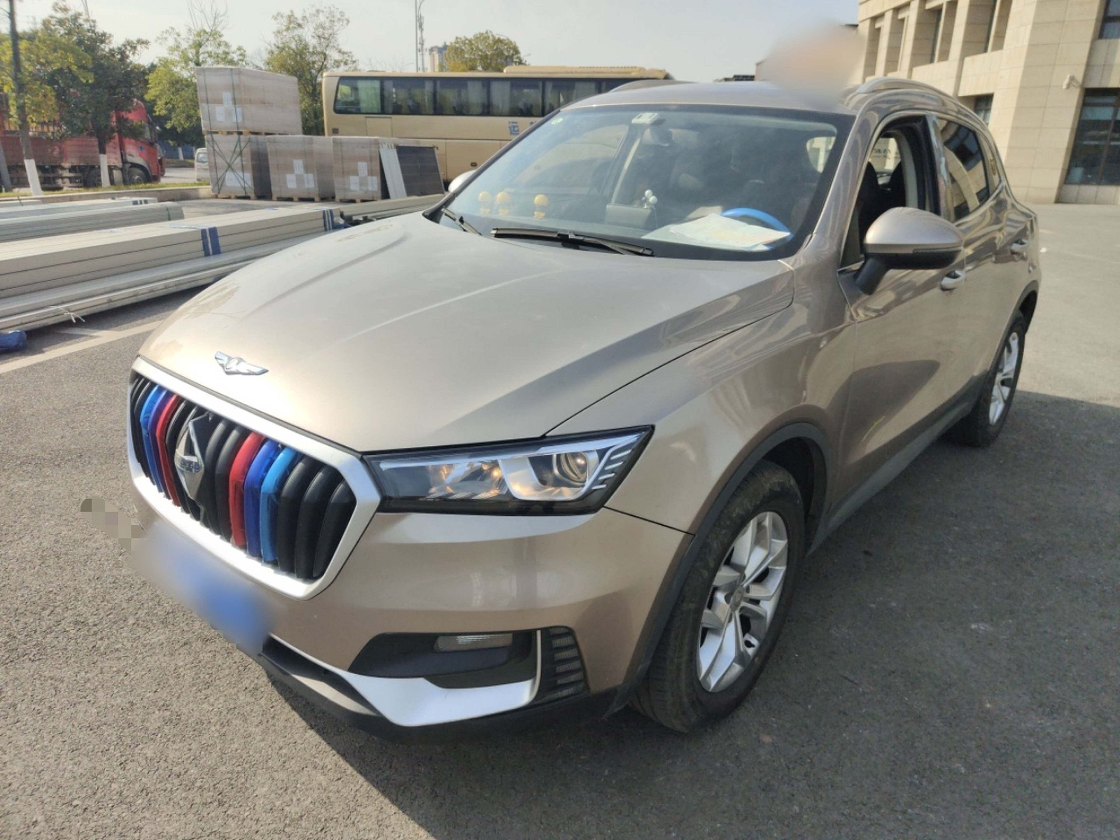 تحت مقدمة السيارة