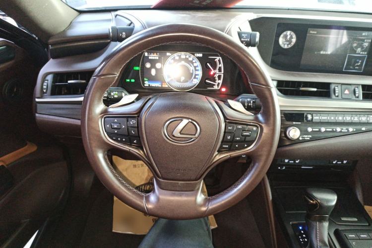 Used Lexus ES 2020 300h Deluxe Edition
