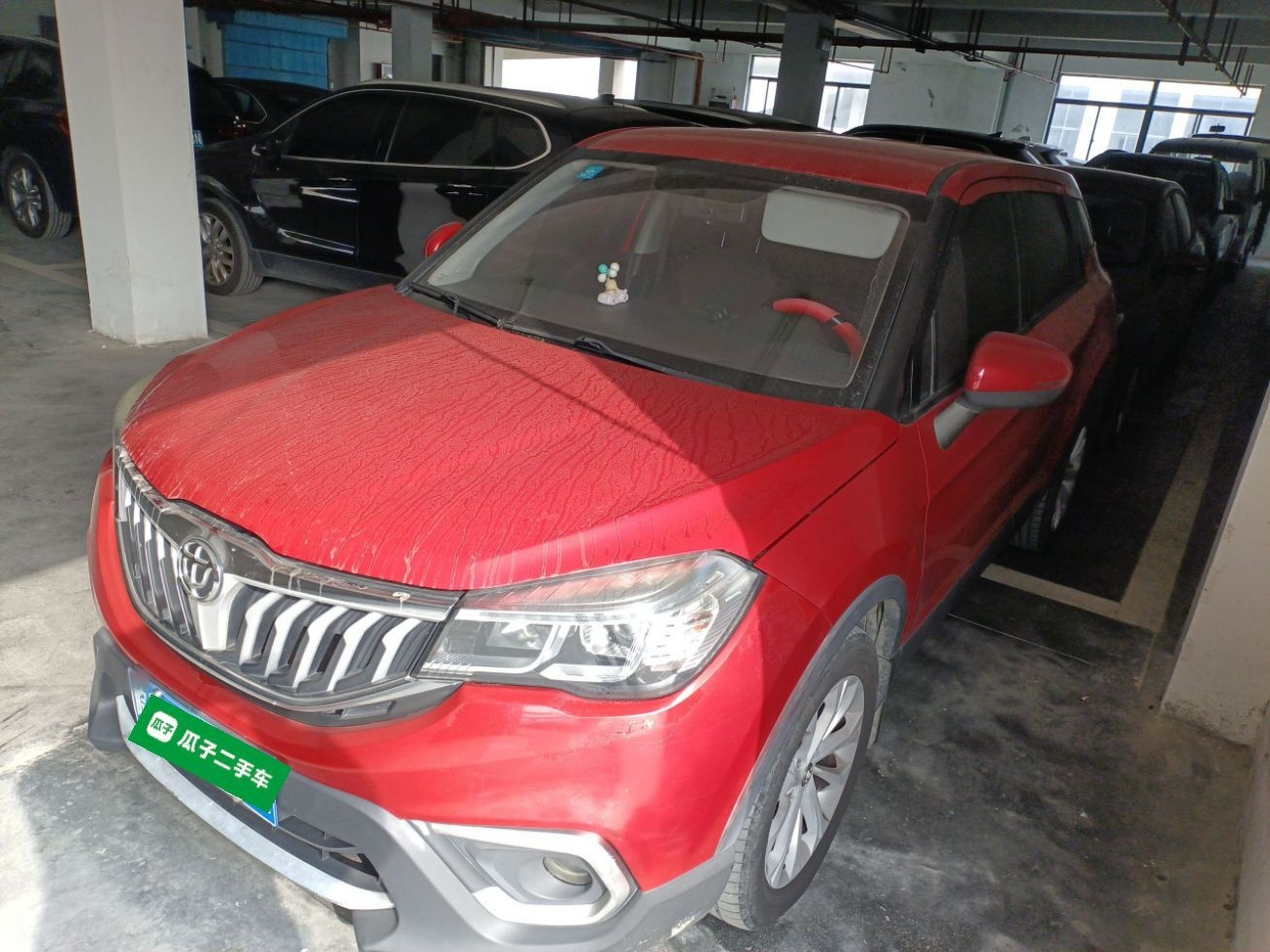 Под передней частью автомобиля