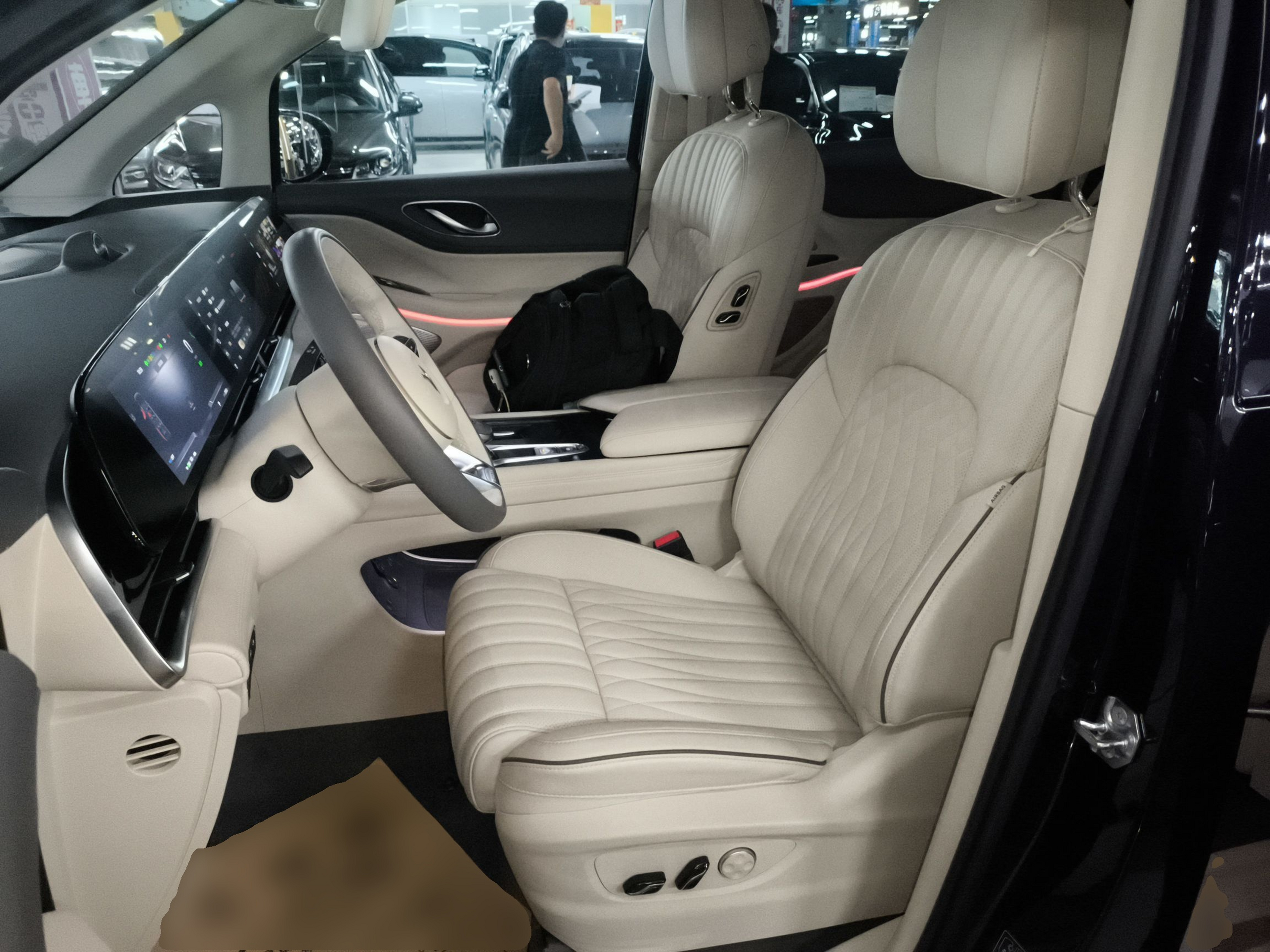 المقاعد الأمامية داخل السيارة