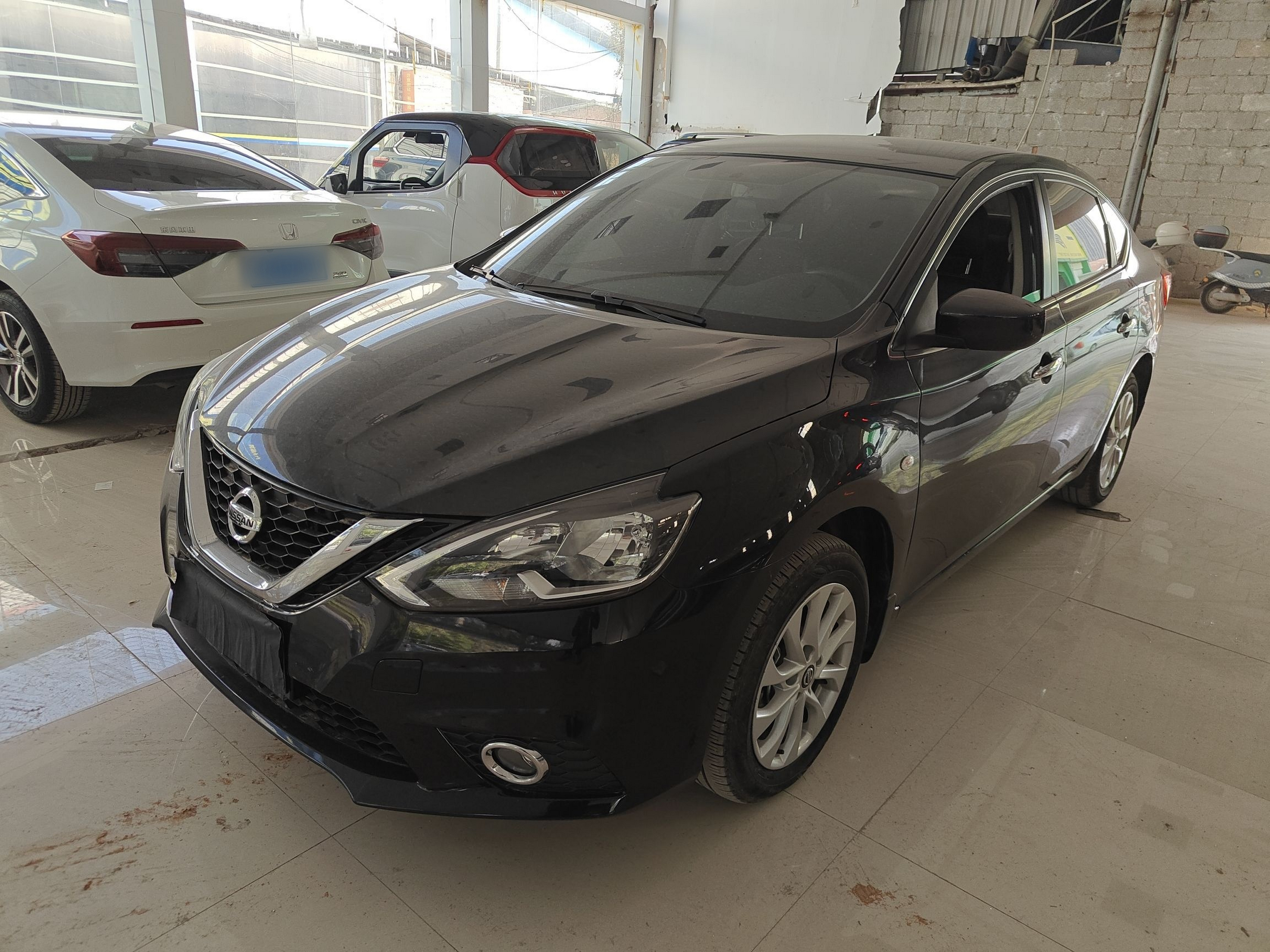 Под передней частью автомобиля