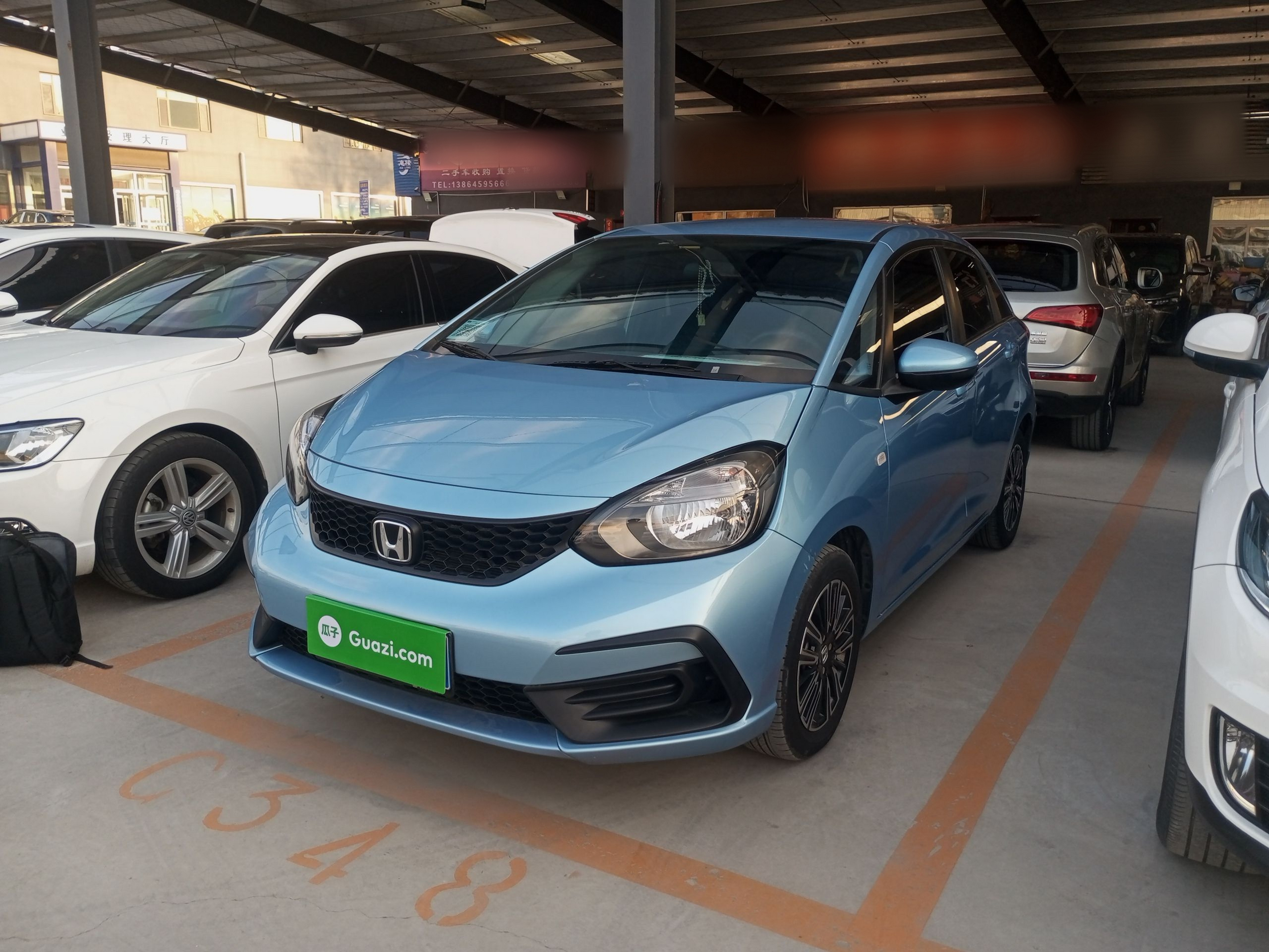 تحت مقدمة السيارة