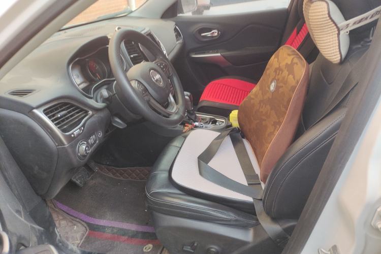 Used Jeep Cherokee 2019 2.0T Four-Wheel Drive Explorer Edition China VI Emission Standard