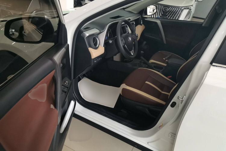 Used Toyota RAV4 2016 2.0L CVT Two-Wheel Drive Fashion Edition China V Standard
