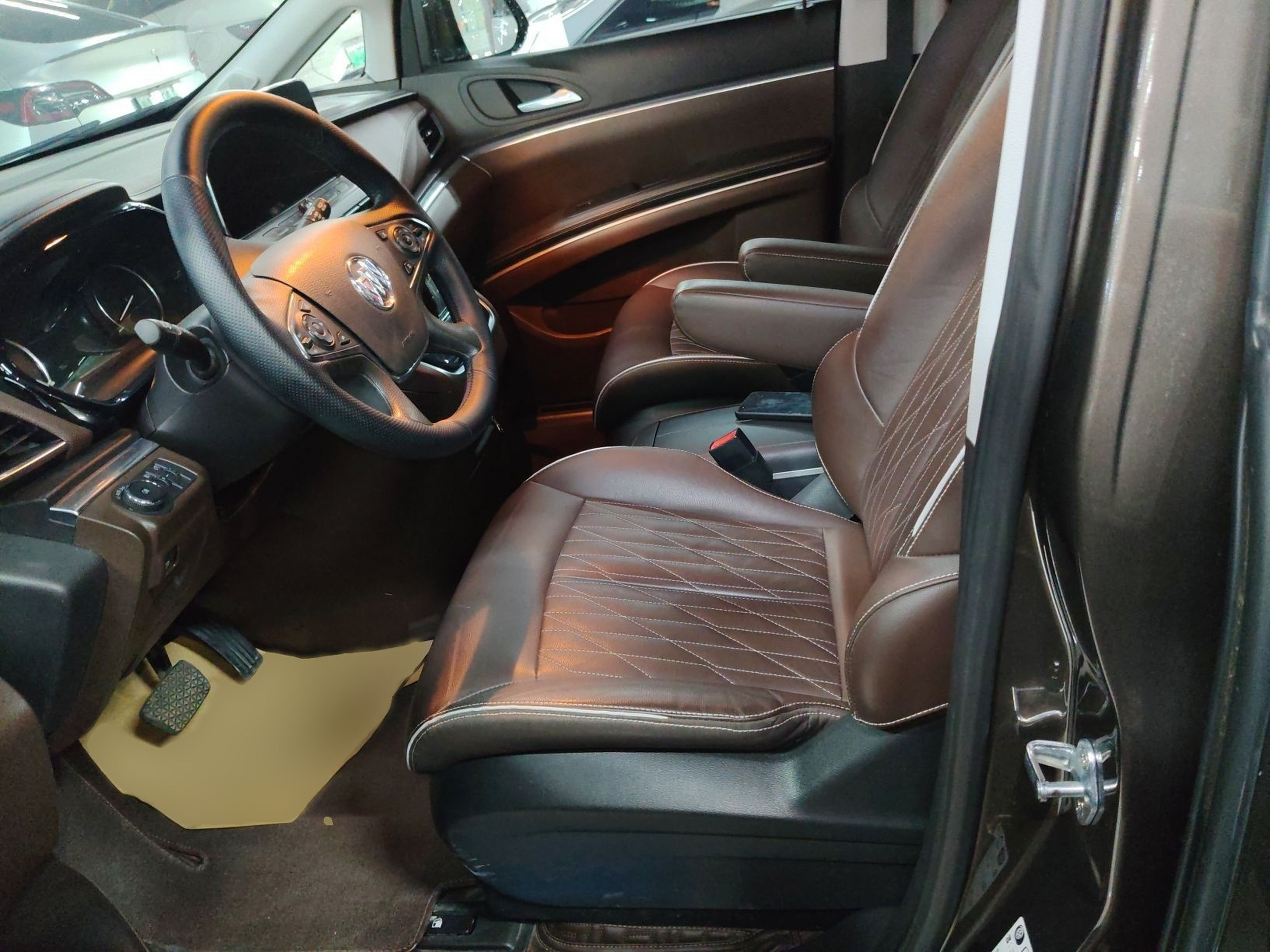 Переднее сиденье в автомобиле