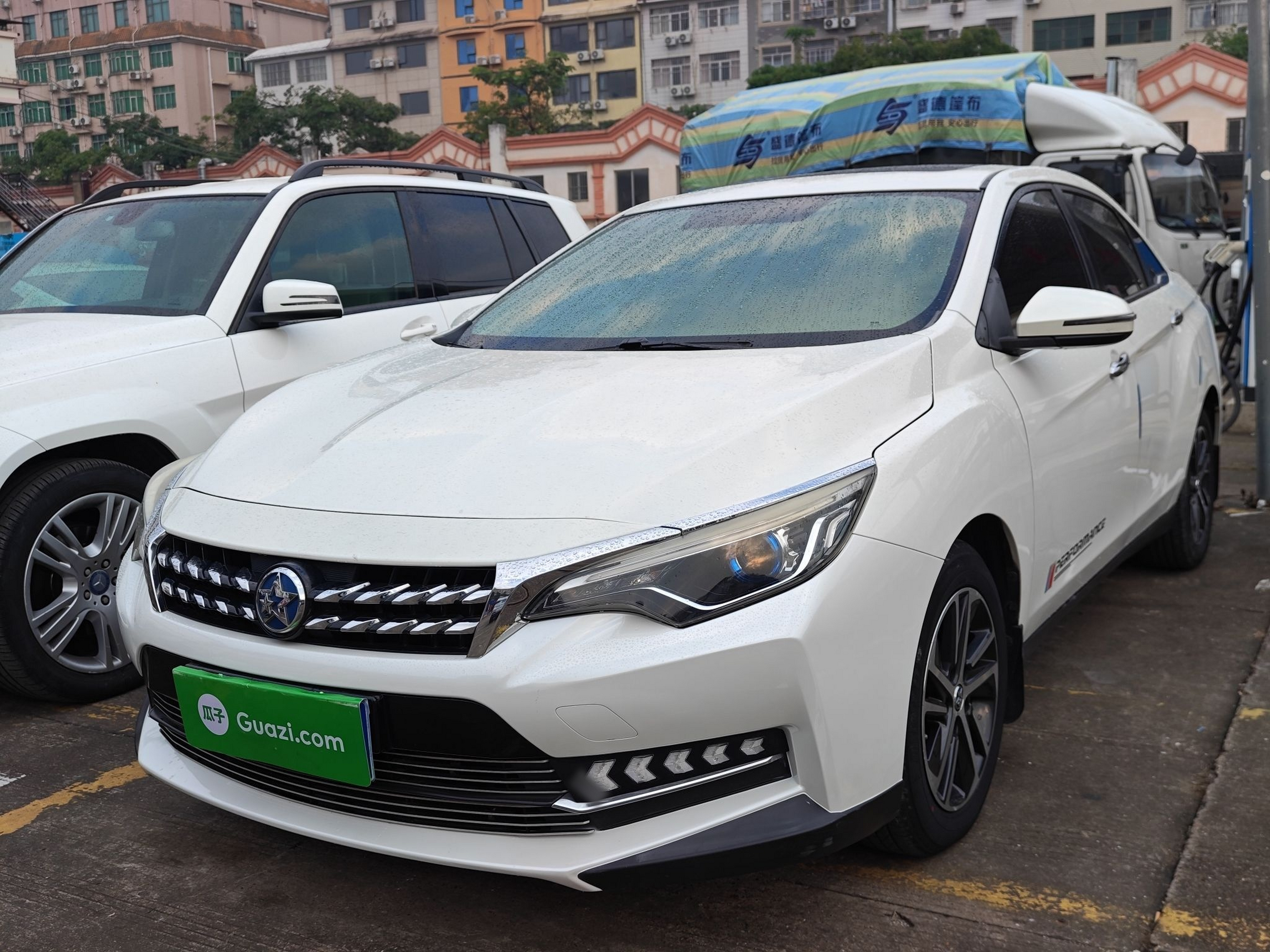 Под передней частью автомобиля