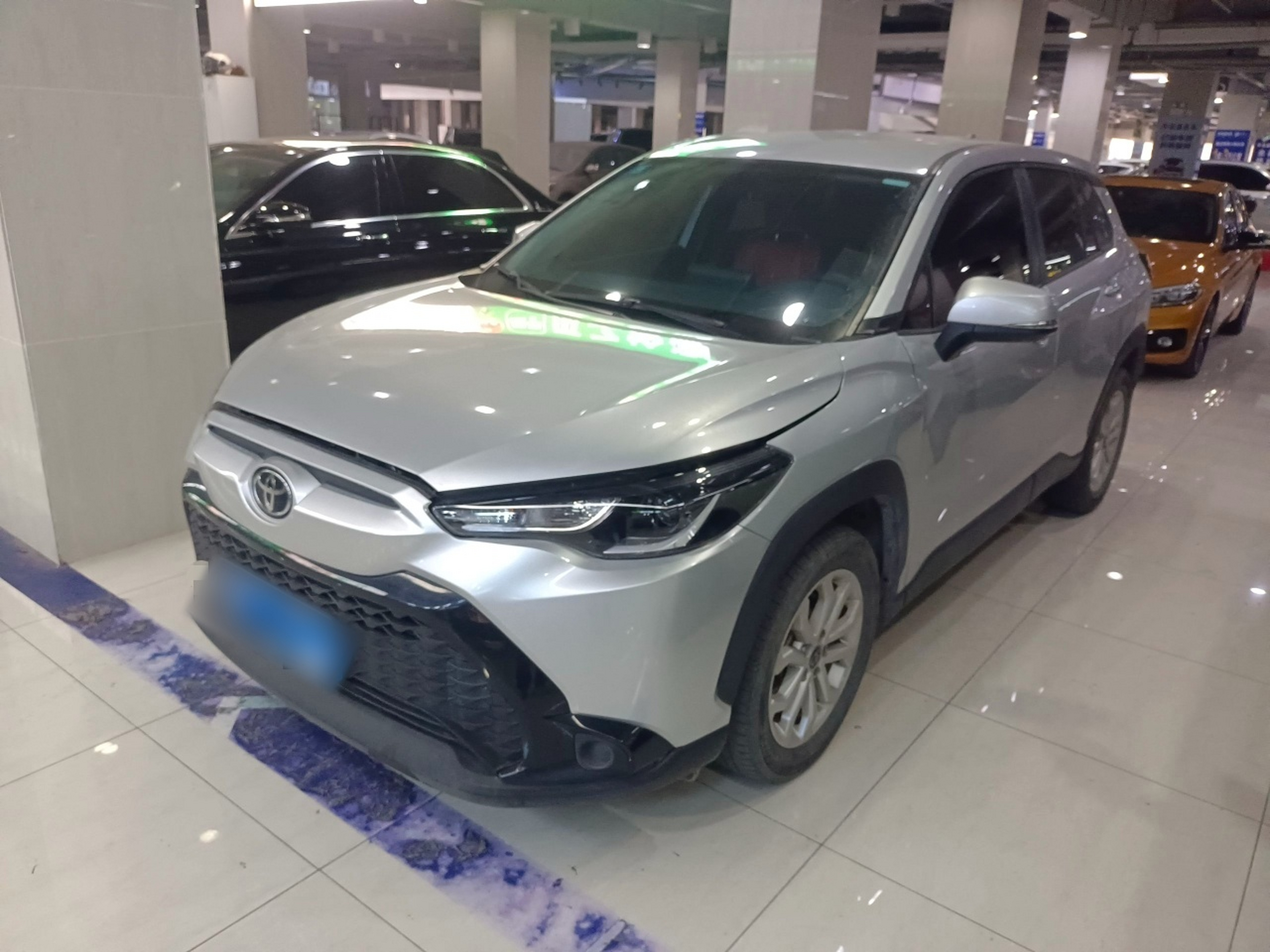 تحت مقدمة السيارة