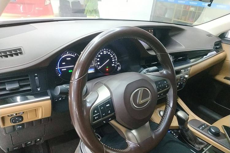 Used Lexus ES 2015 300h Comfort Edition
