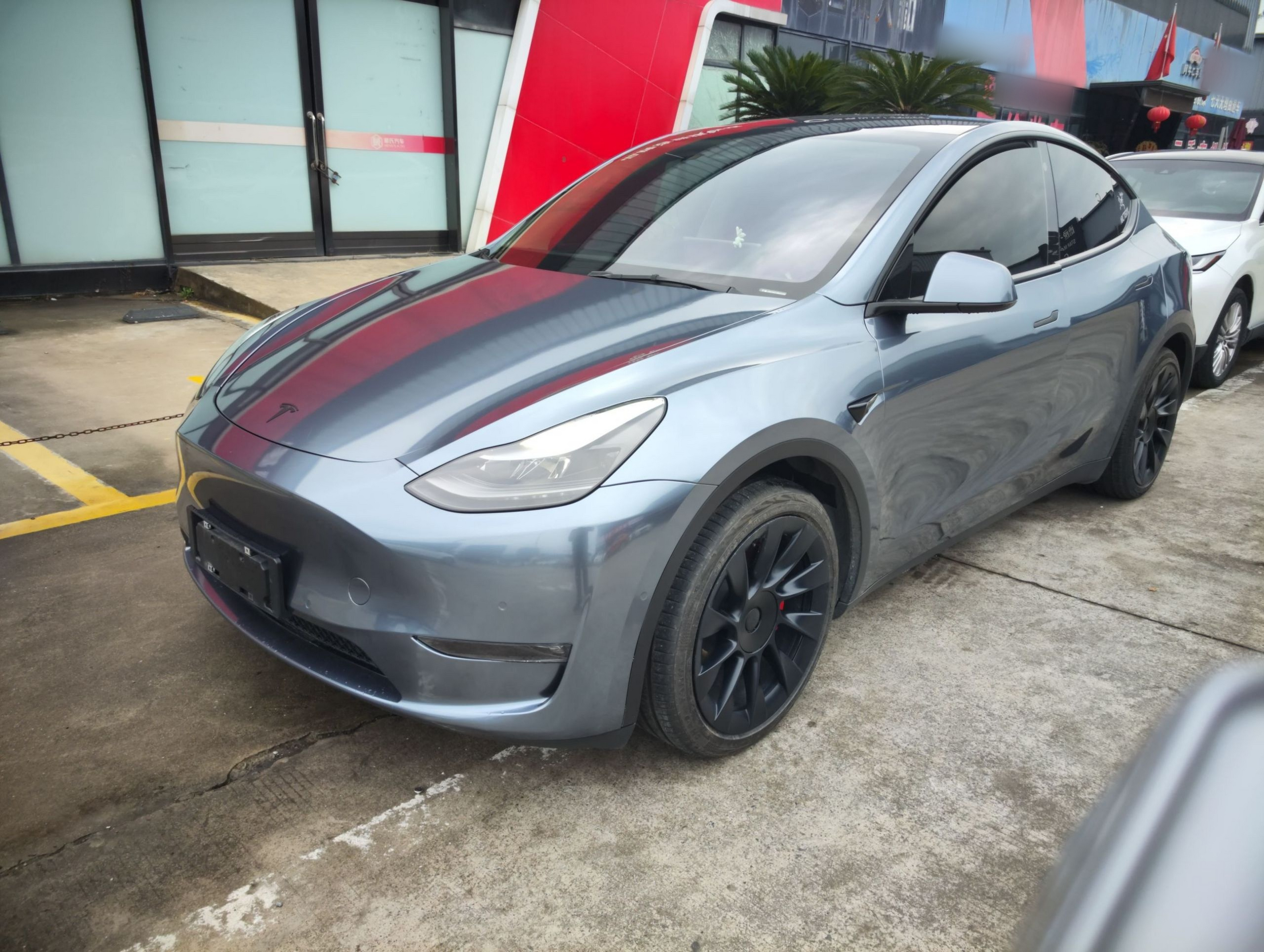 تحت مقدمة السيارة