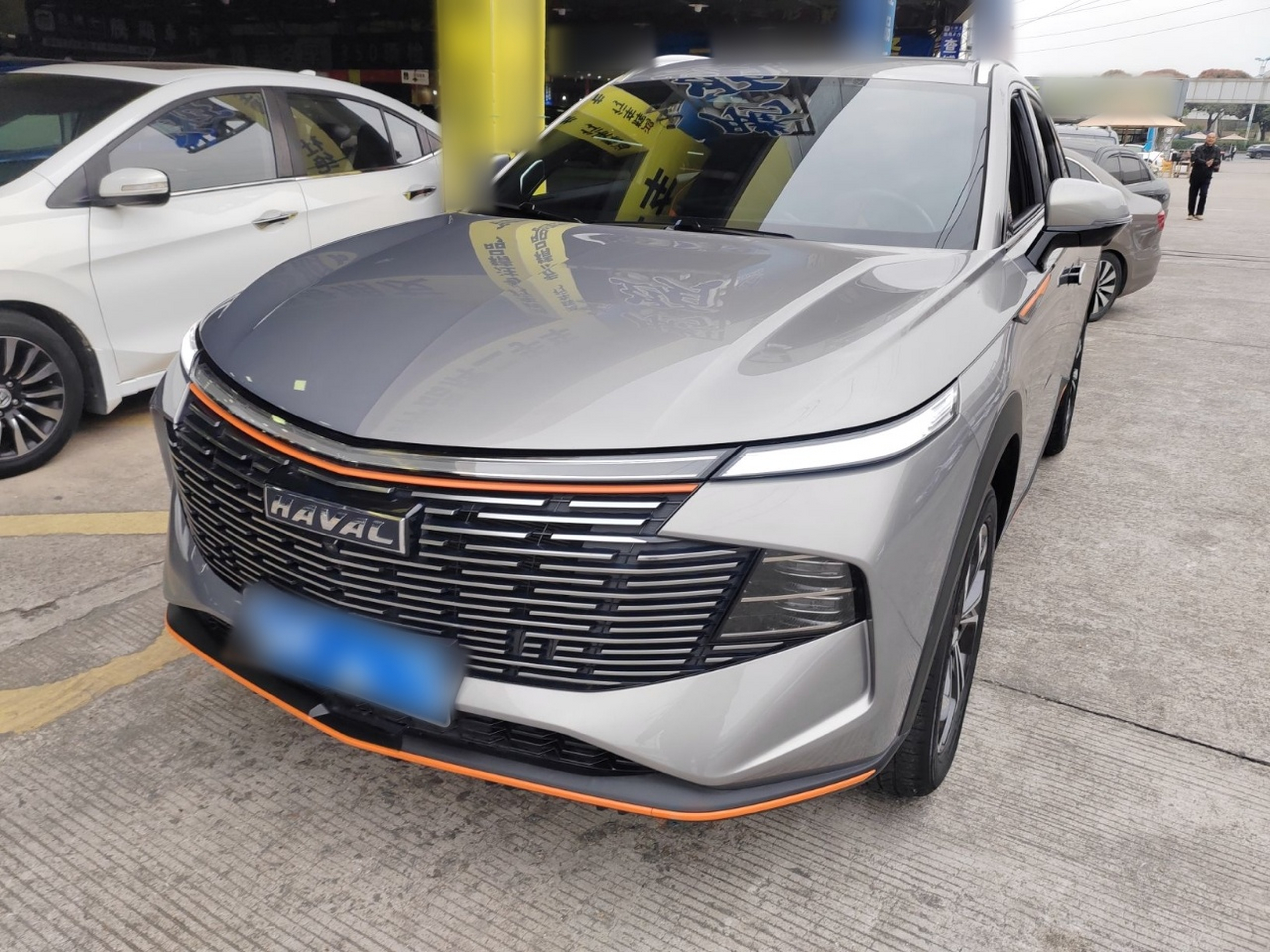 Под передней частью автомобиля