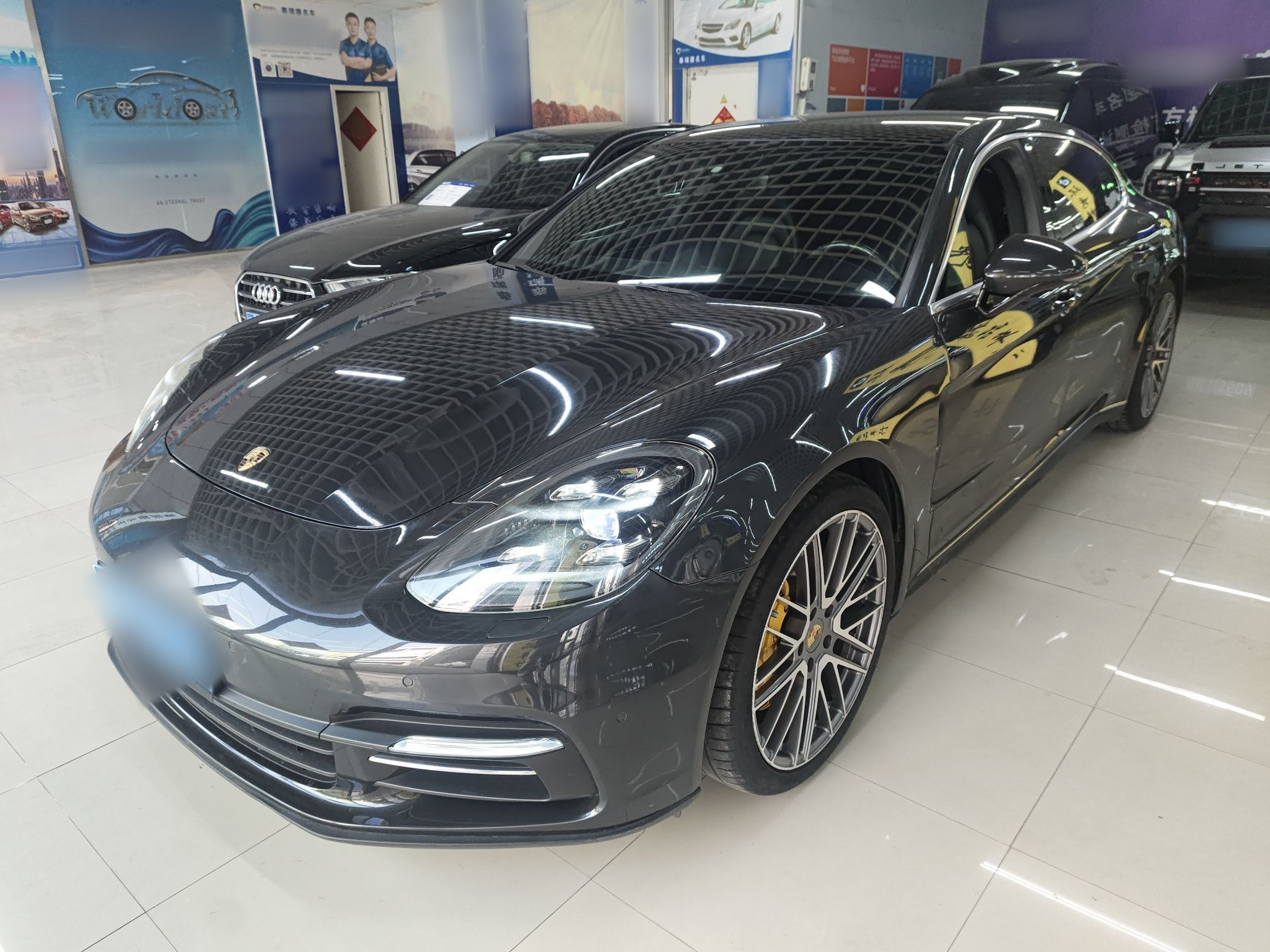 Под передней частью автомобиля