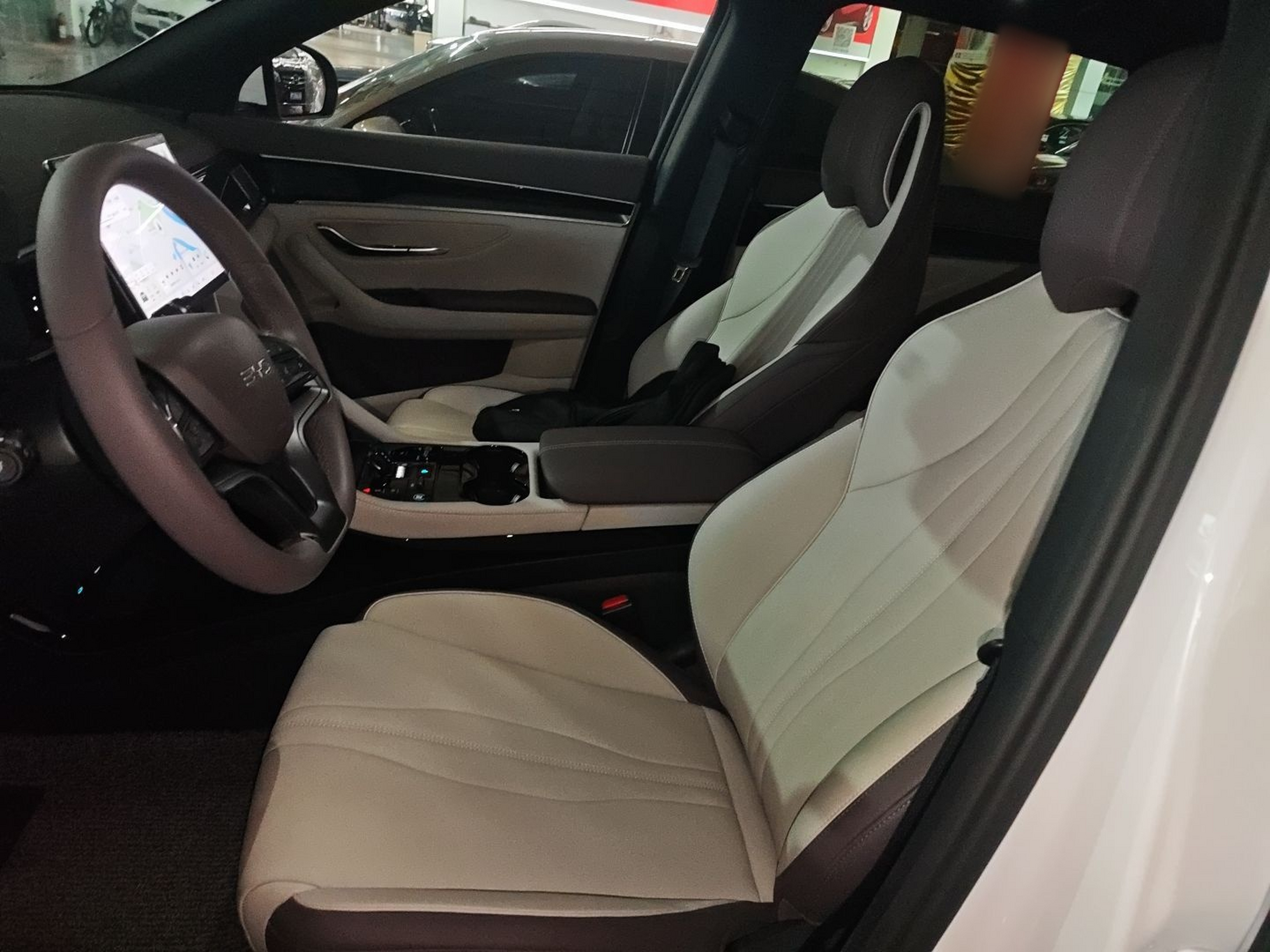 المقاعد الأمامية داخل السيارة