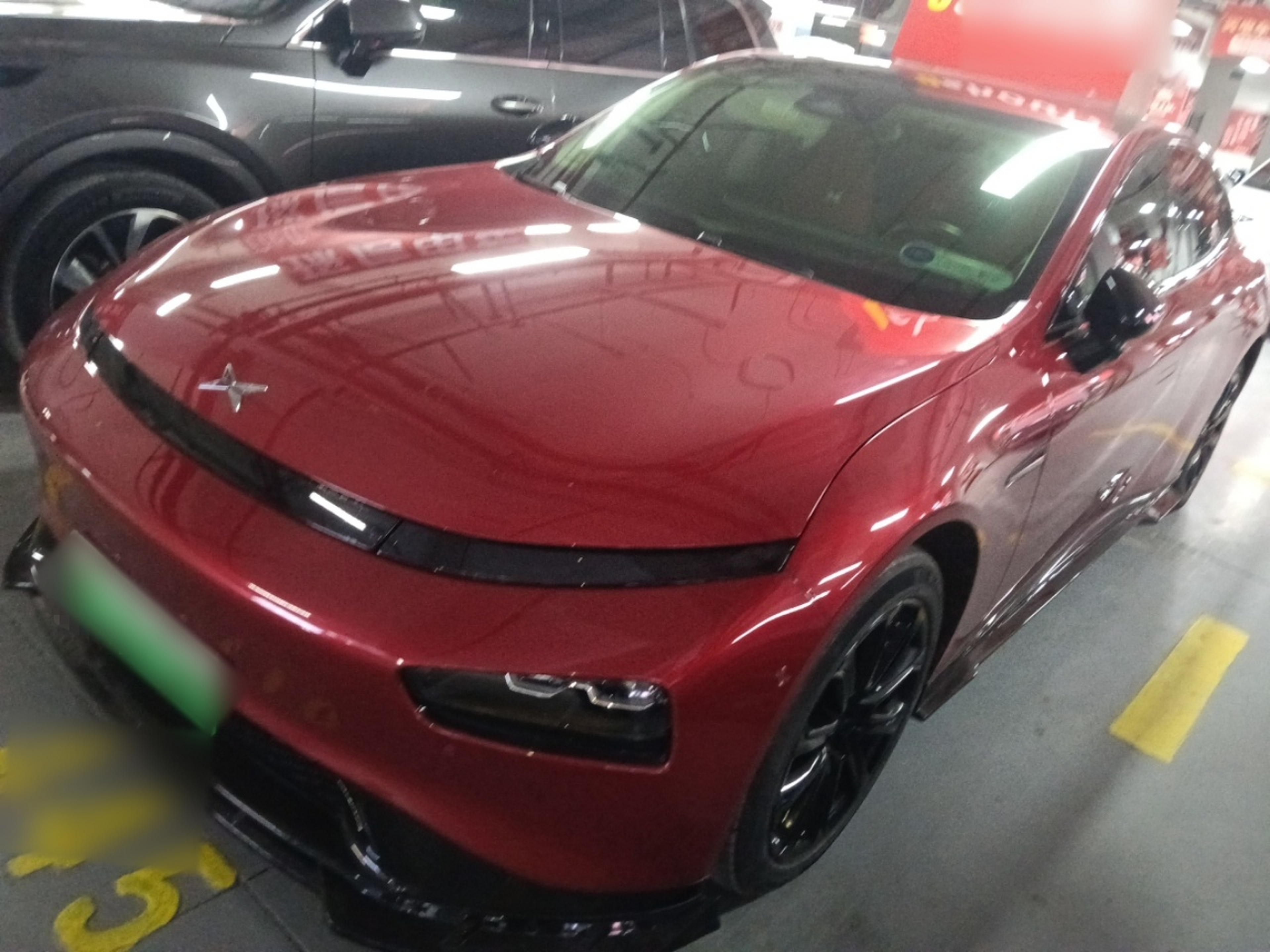 تحت مقدمة السيارة