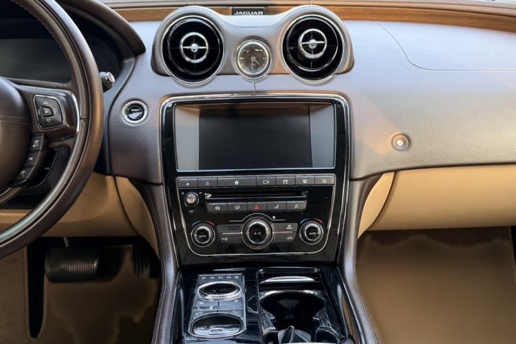 Used Jaguar XJ 2016 XJL 2.0T Two-Wheel-Drive Elegant Business Edition
