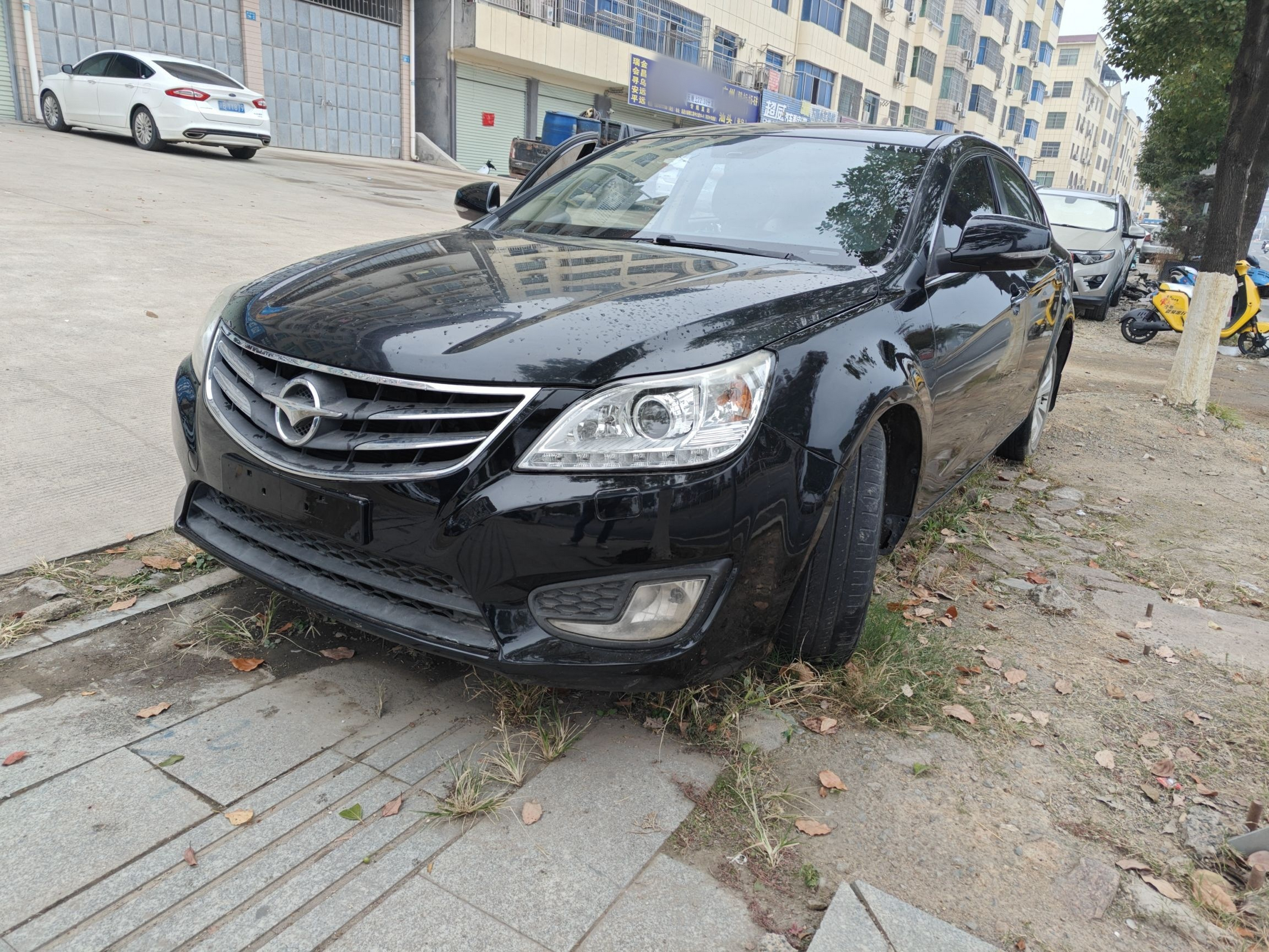 تحت مقدمة السيارة