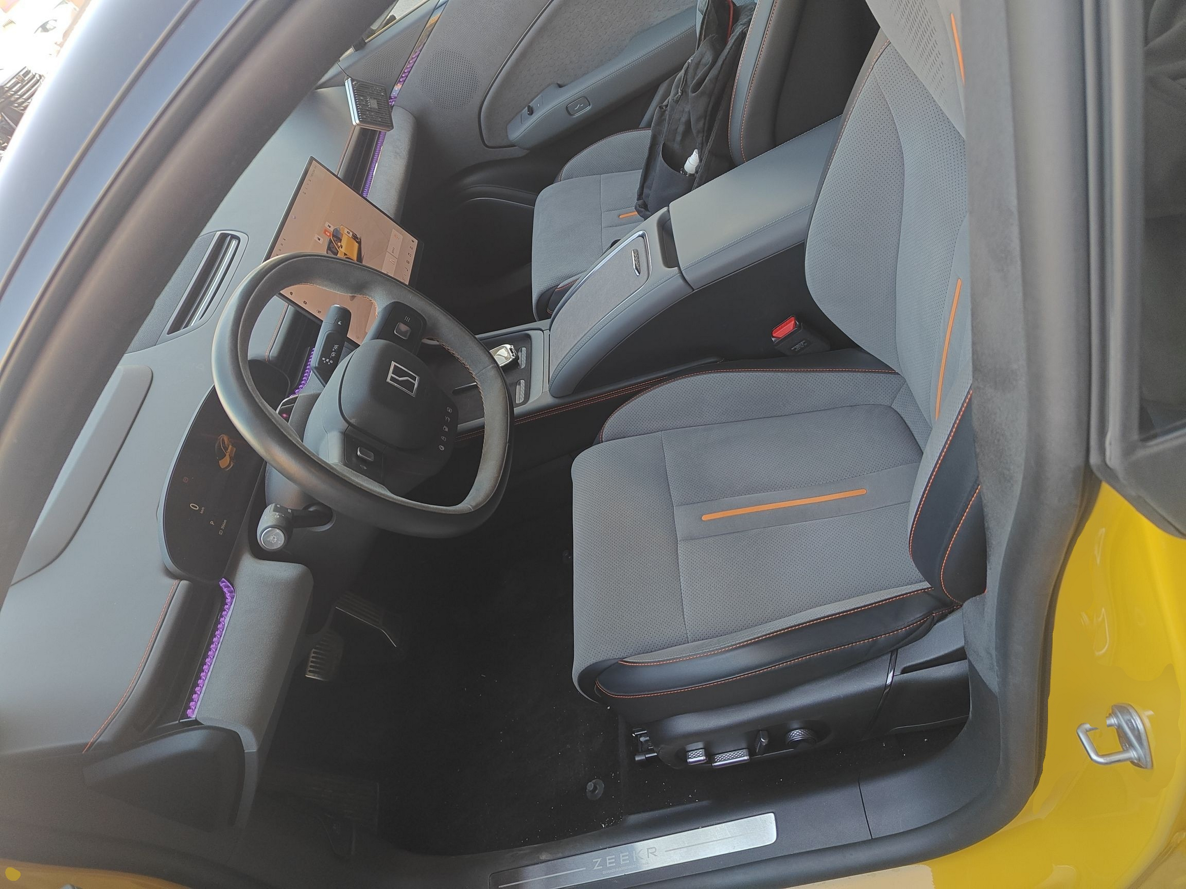 Переднее сиденье в автомобиле