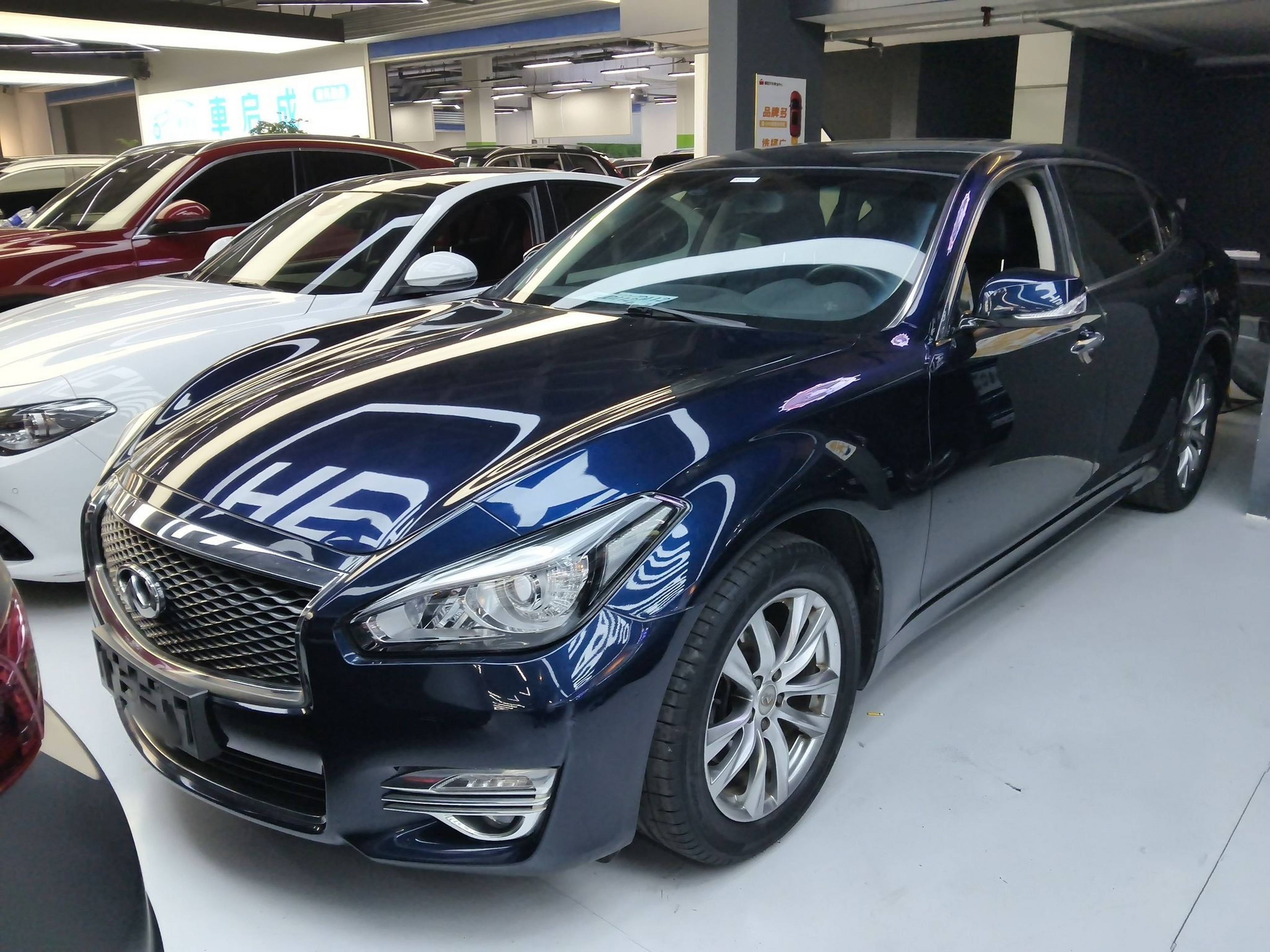 تحت مقدمة السيارة