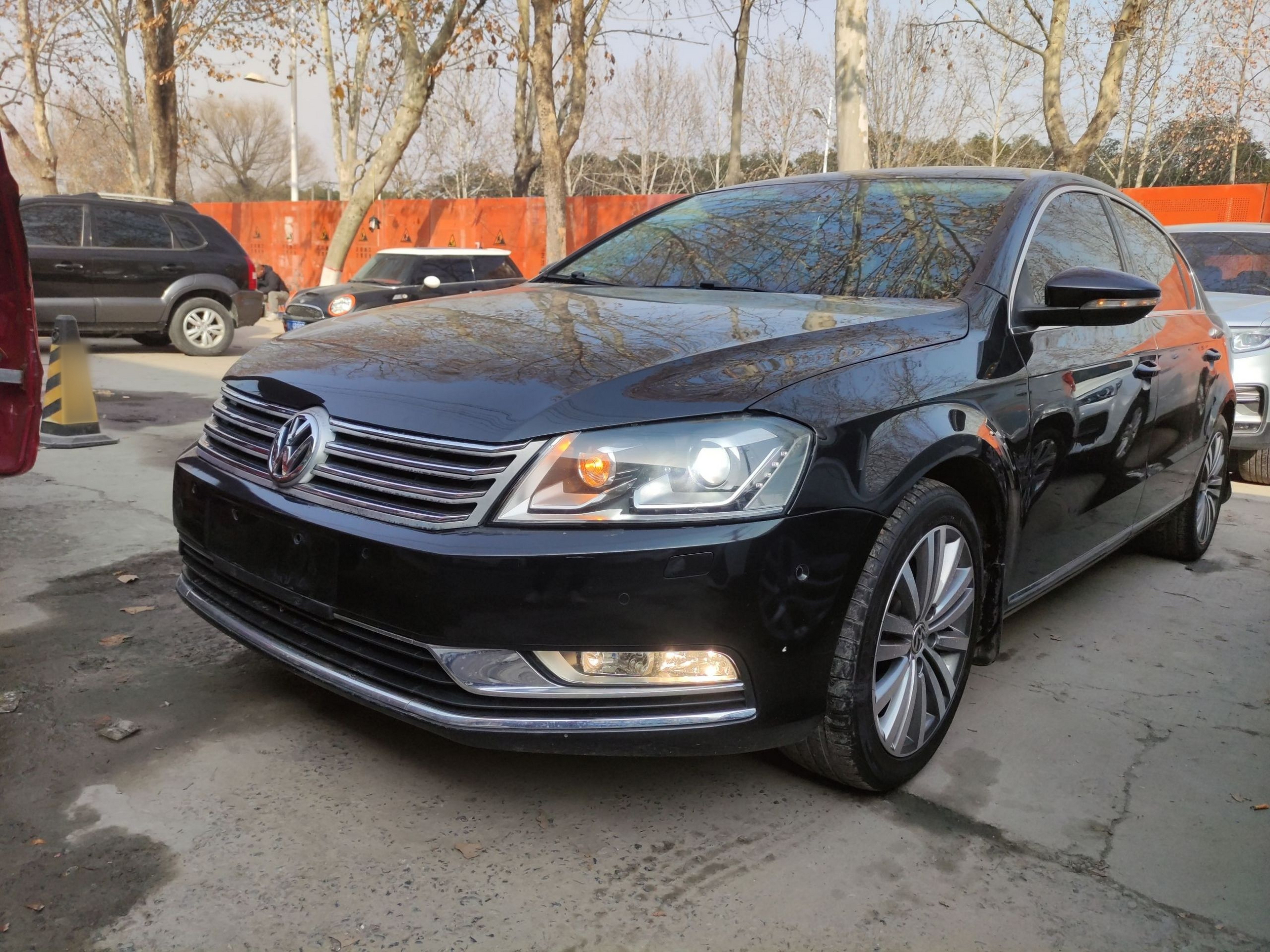 Под передней частью автомобиля