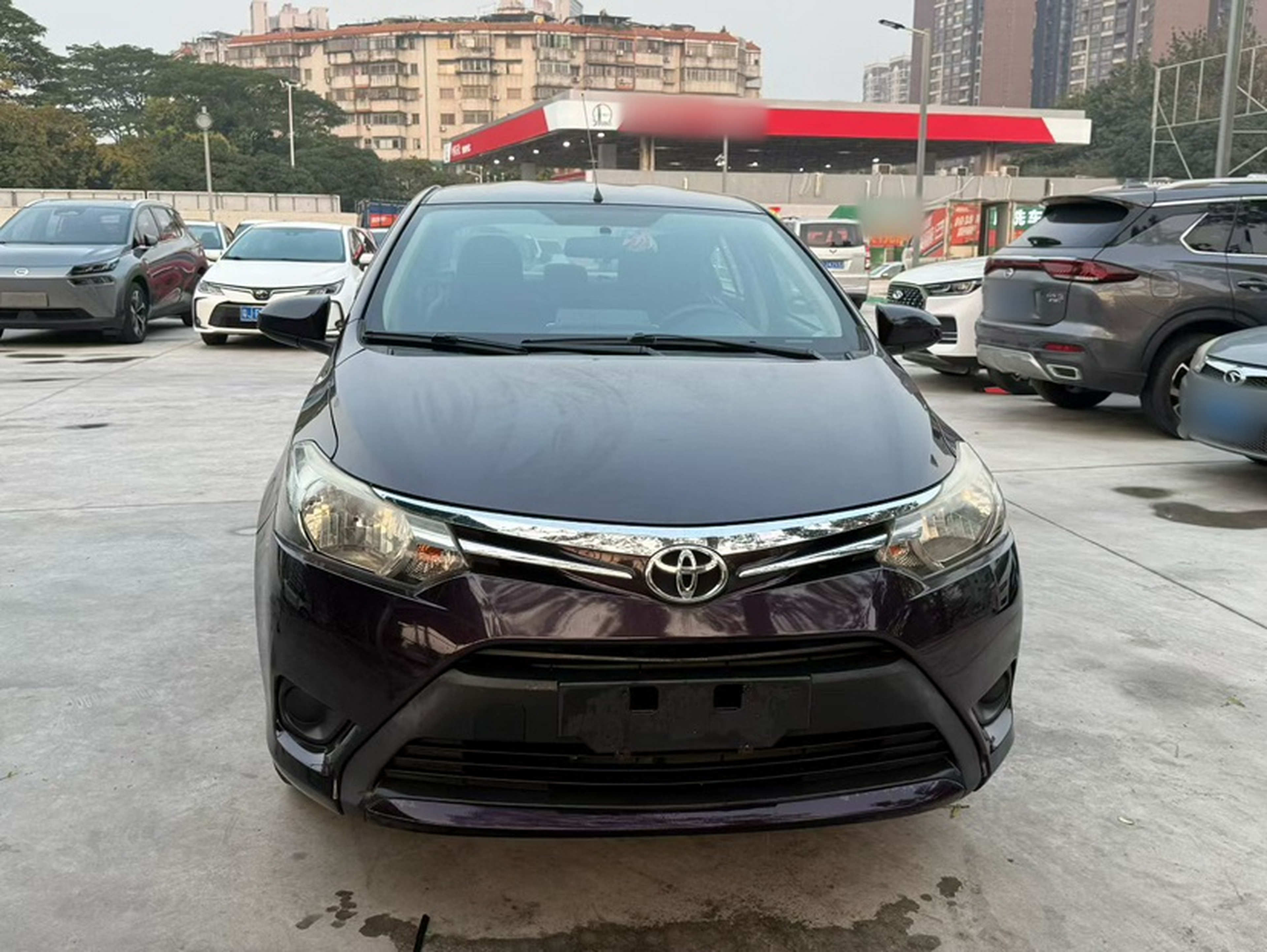 تحت مقدمة السيارة