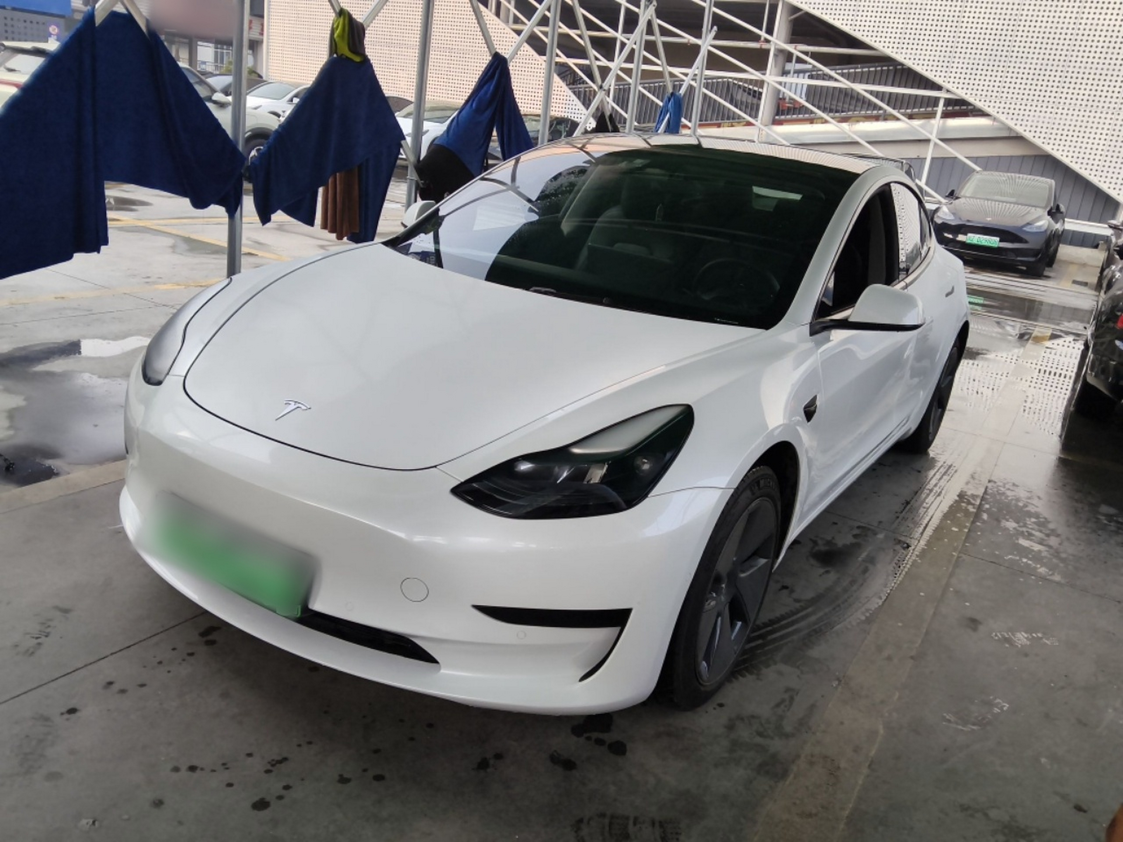 تحت مقدمة السيارة