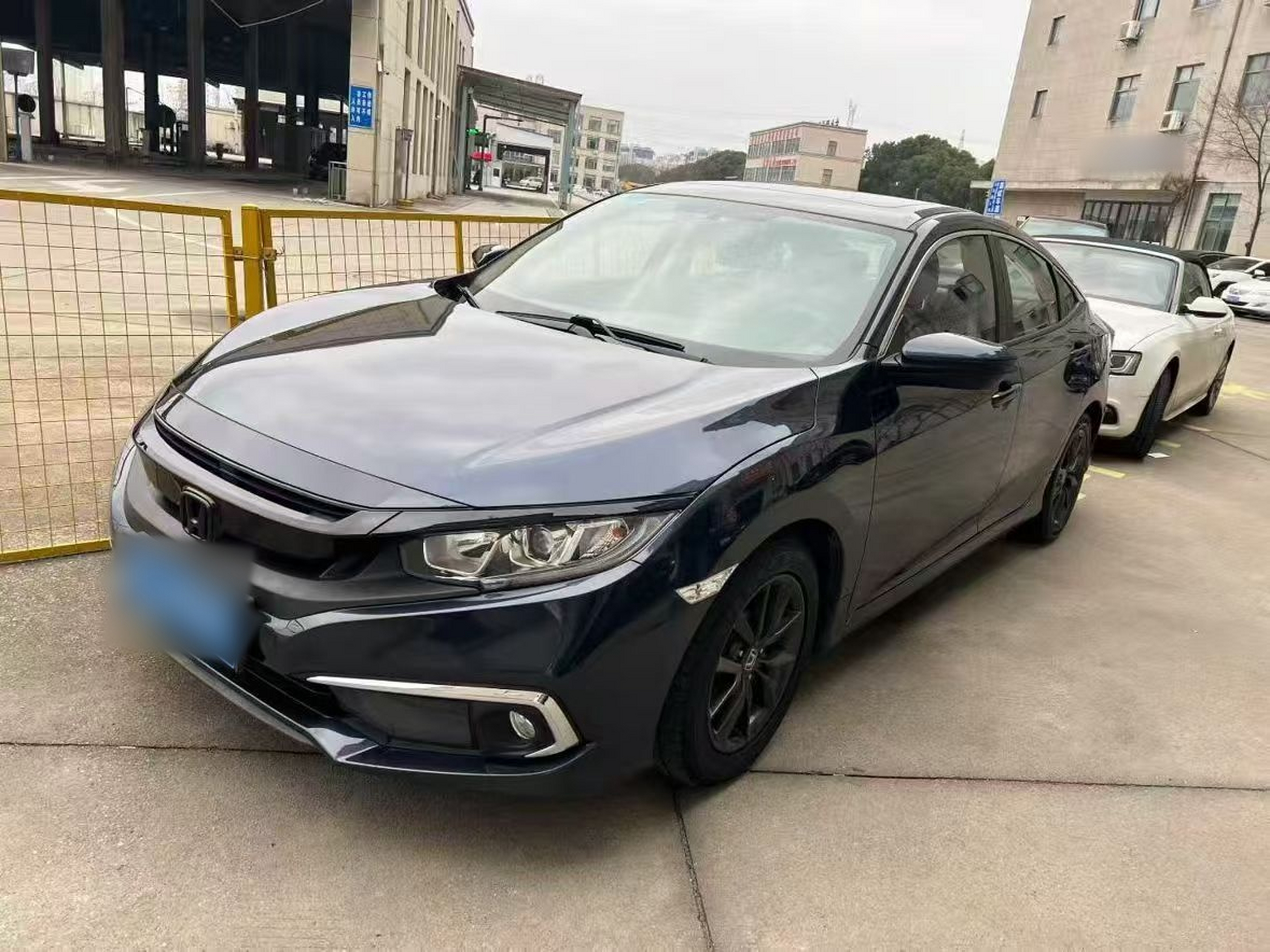 Под передней частью автомобиля