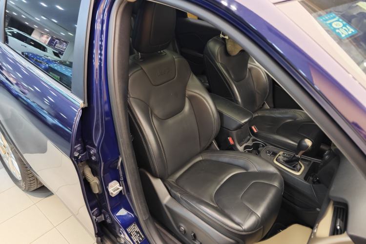 Used  Cherokee 2016 2.4L Leading Edition