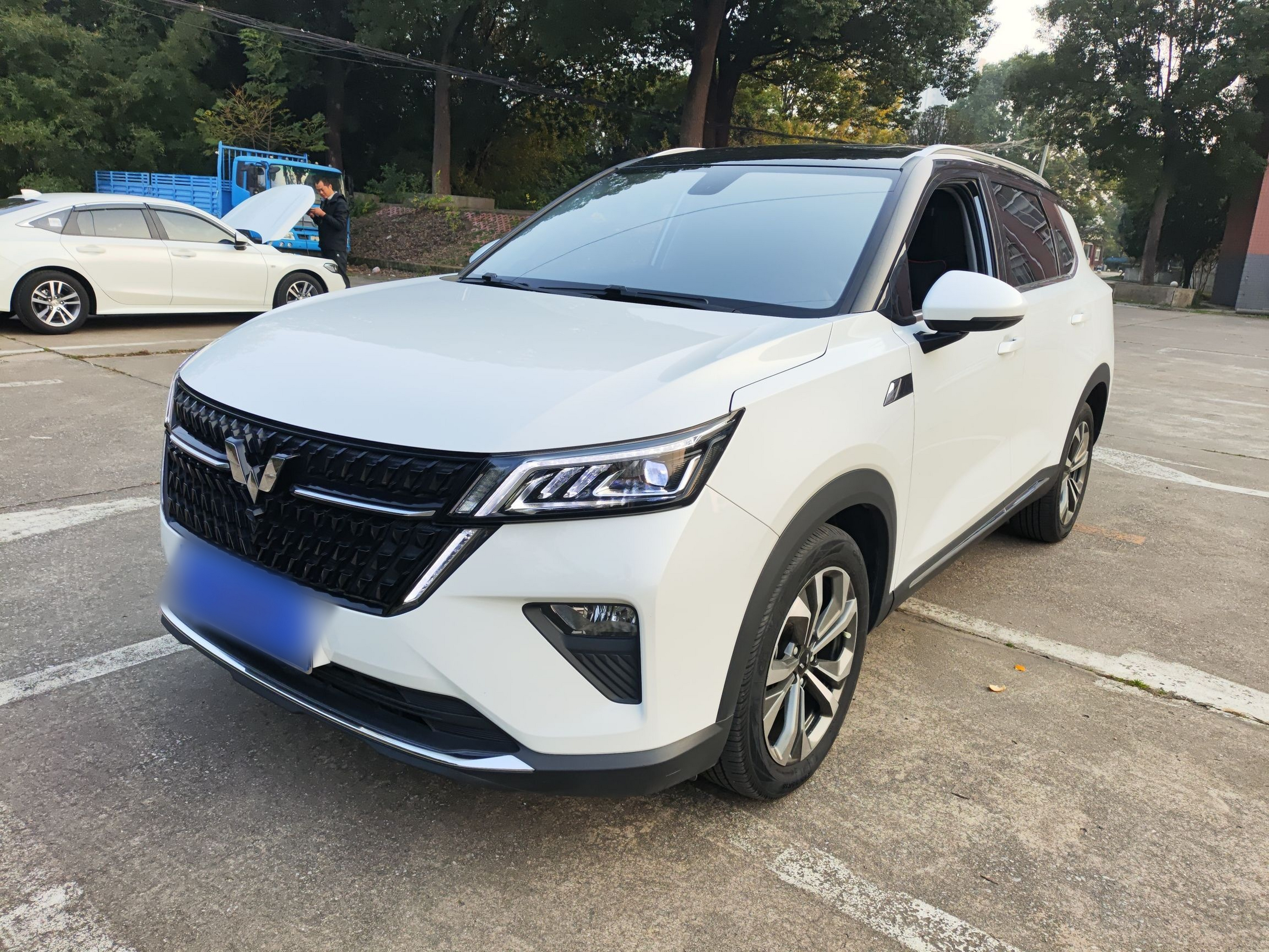 Под передней частью автомобиля