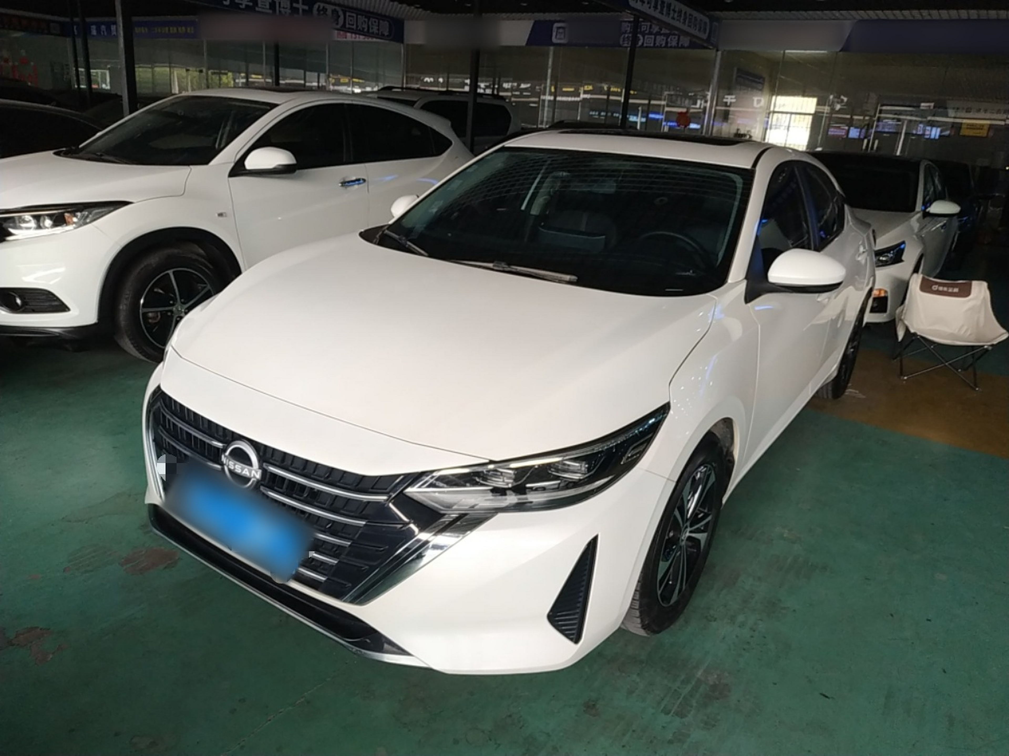 Под передней частью автомобиля