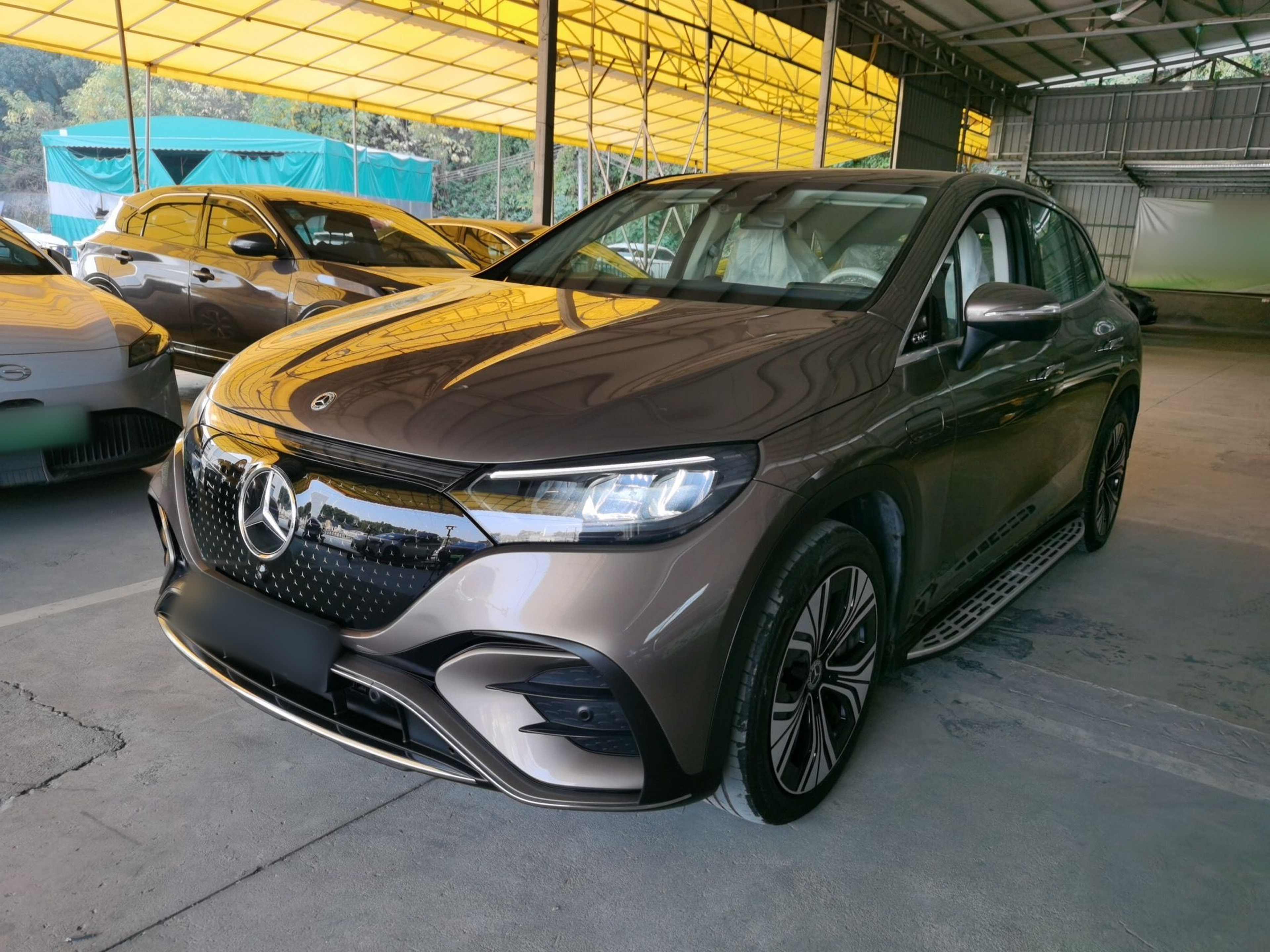 Под передней частью автомобиля