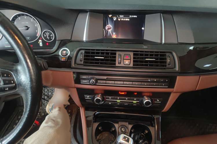 Used BMW 5 Series 2014 525Li Leading Model
