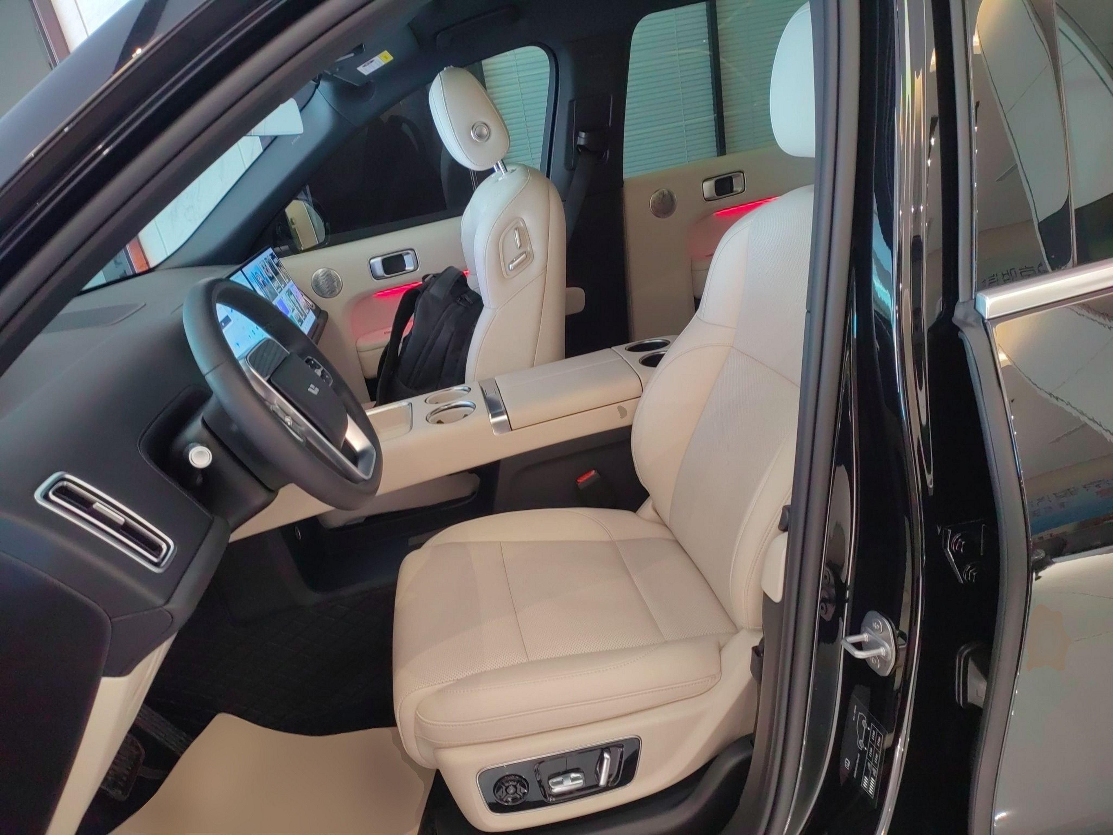 المقاعد الأمامية داخل السيارة