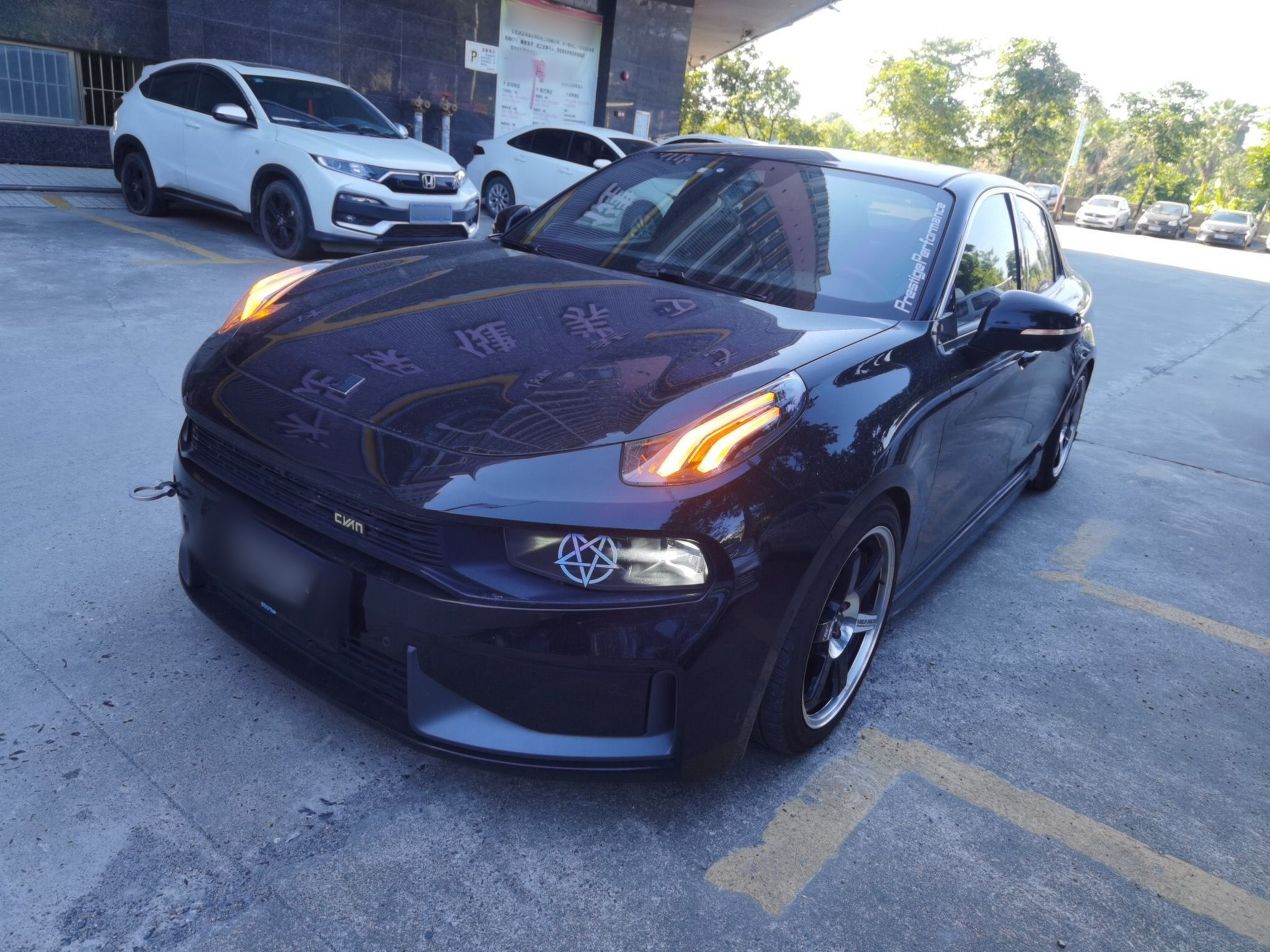 تحت مقدمة السيارة