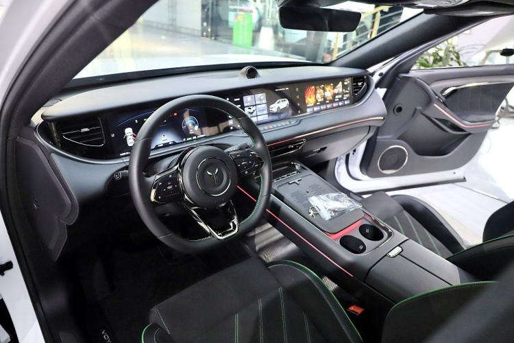 Used VOYAH FREE 2025 318 259 km All-Wheel-Drive Exploration Edition
