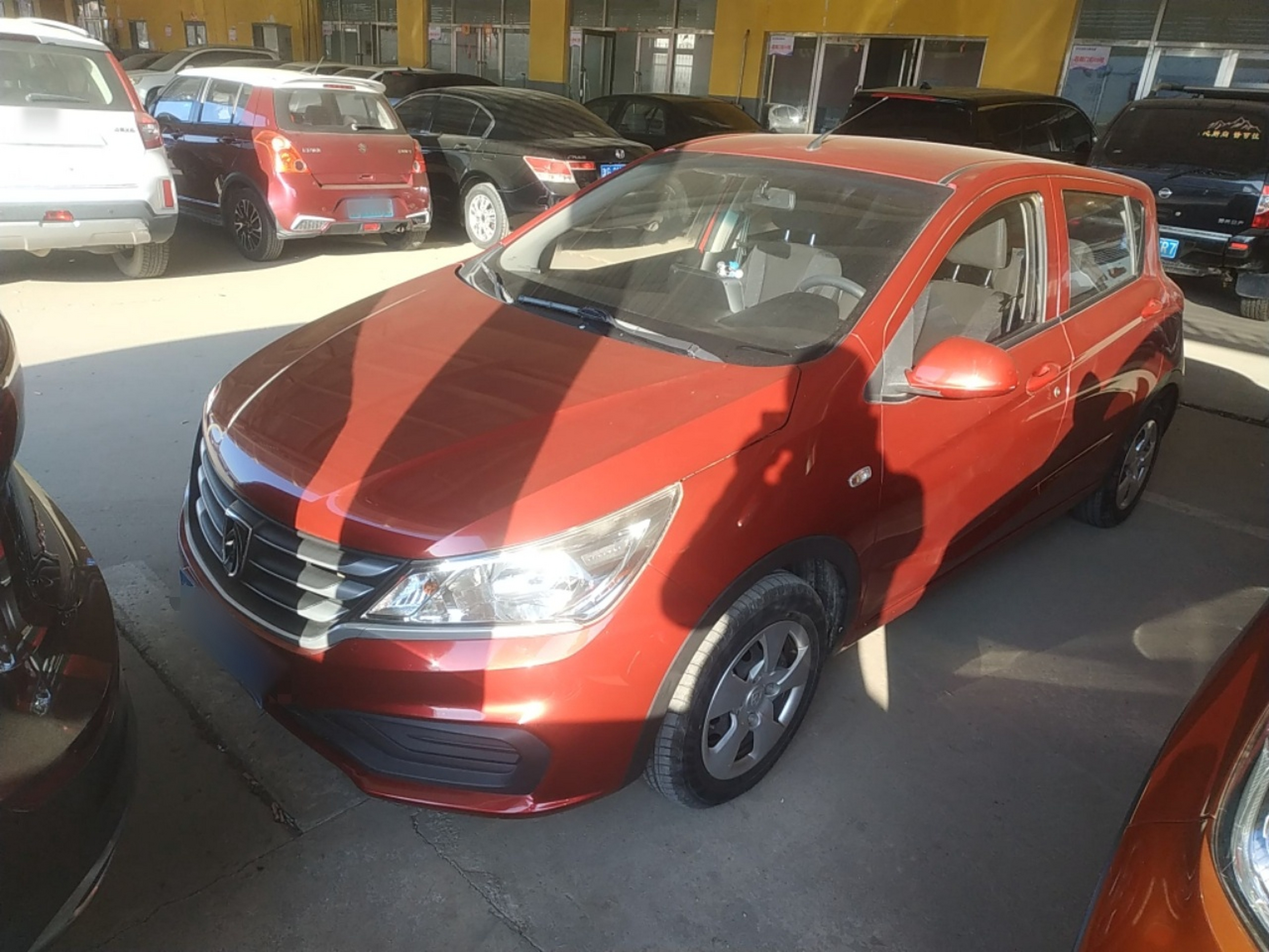 تحت مقدمة السيارة