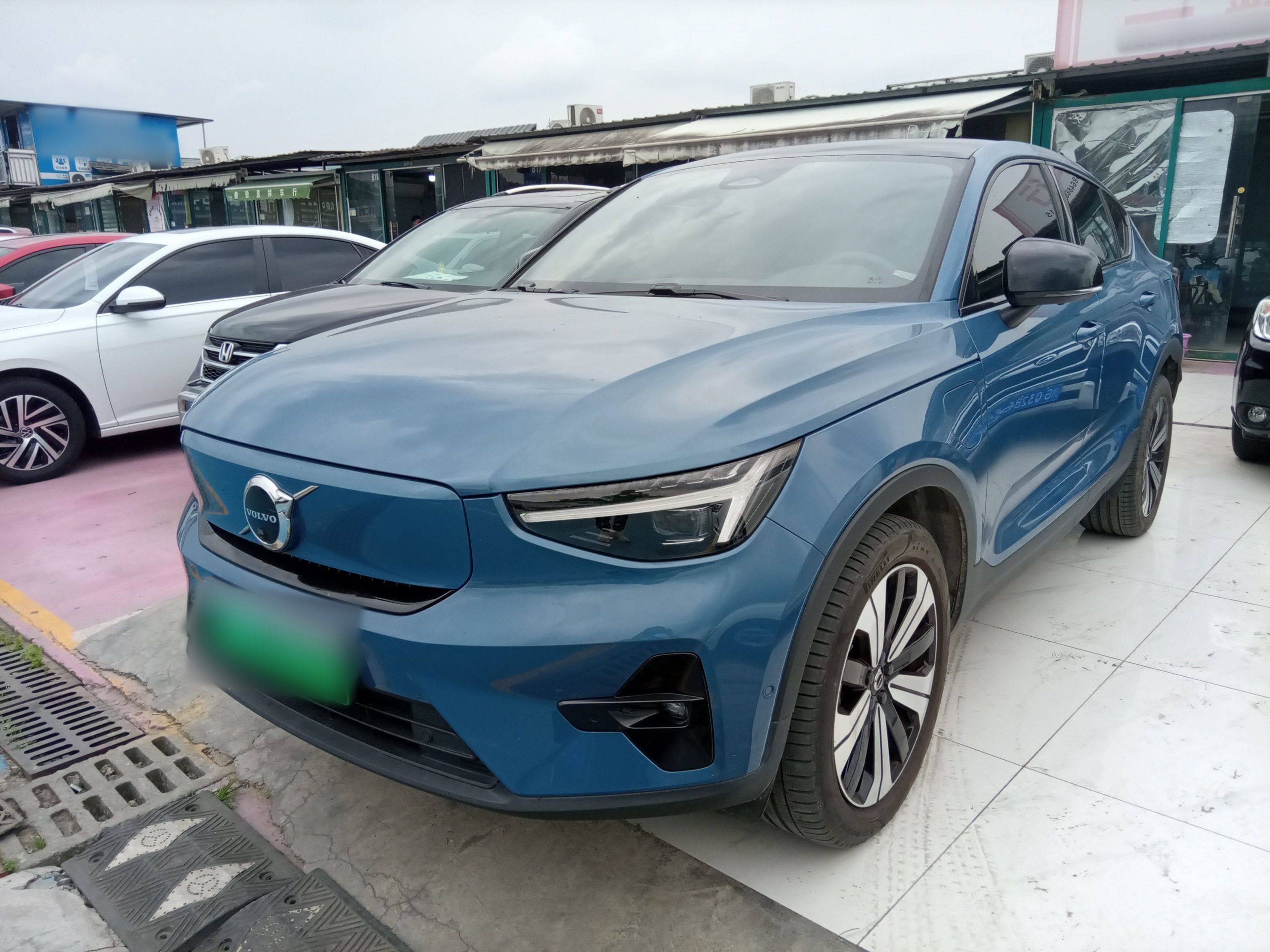 تحت مقدمة السيارة