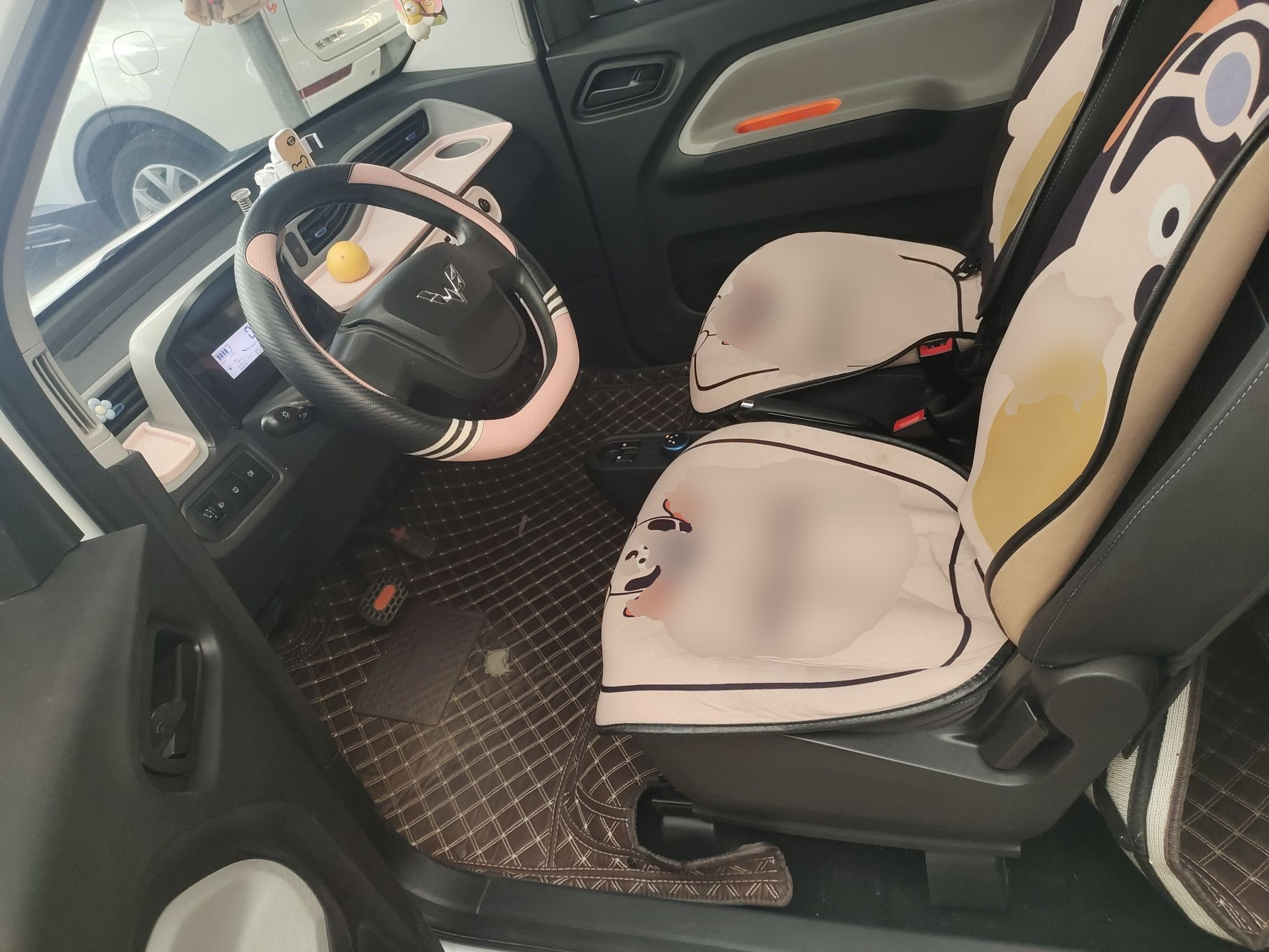 المقاعد الأمامية داخل السيارة