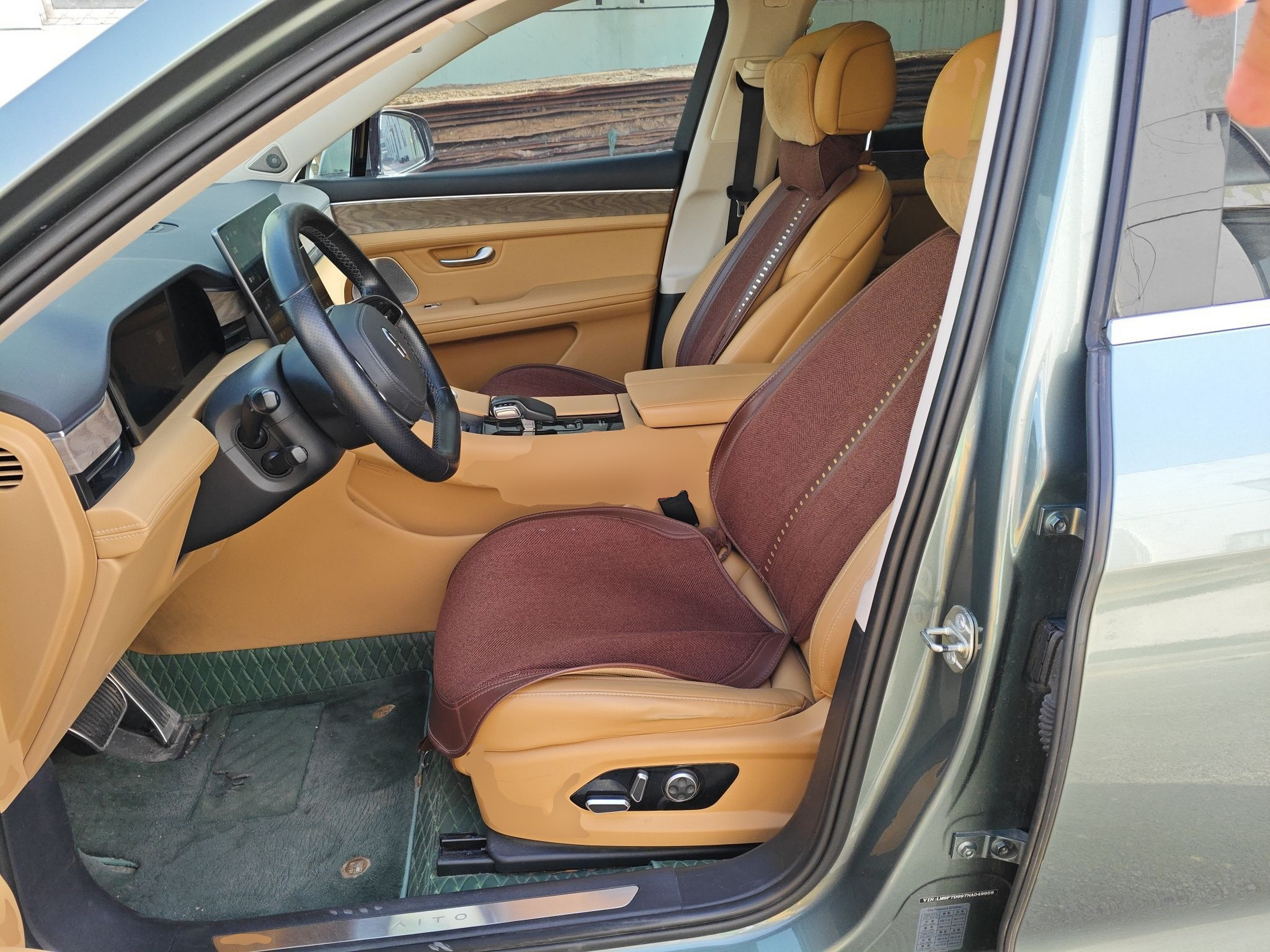 Переднее сиденье в автомобиле