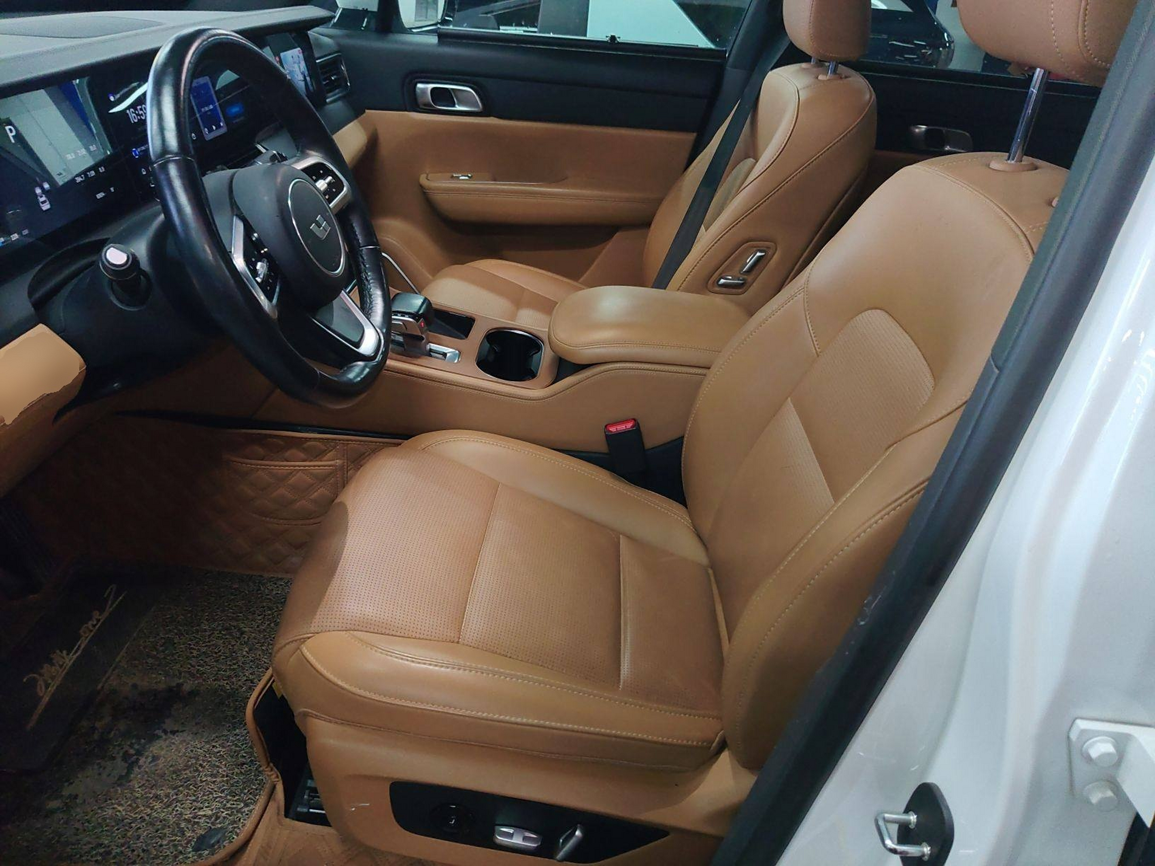 Переднее сиденье в автомобиле