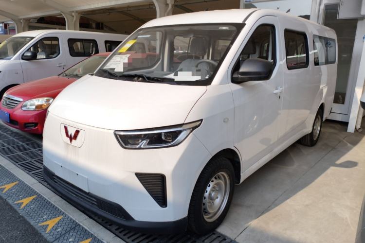 Used Wuling Yangguang 2024 300KM Comfort Version Passenger Van 75kW