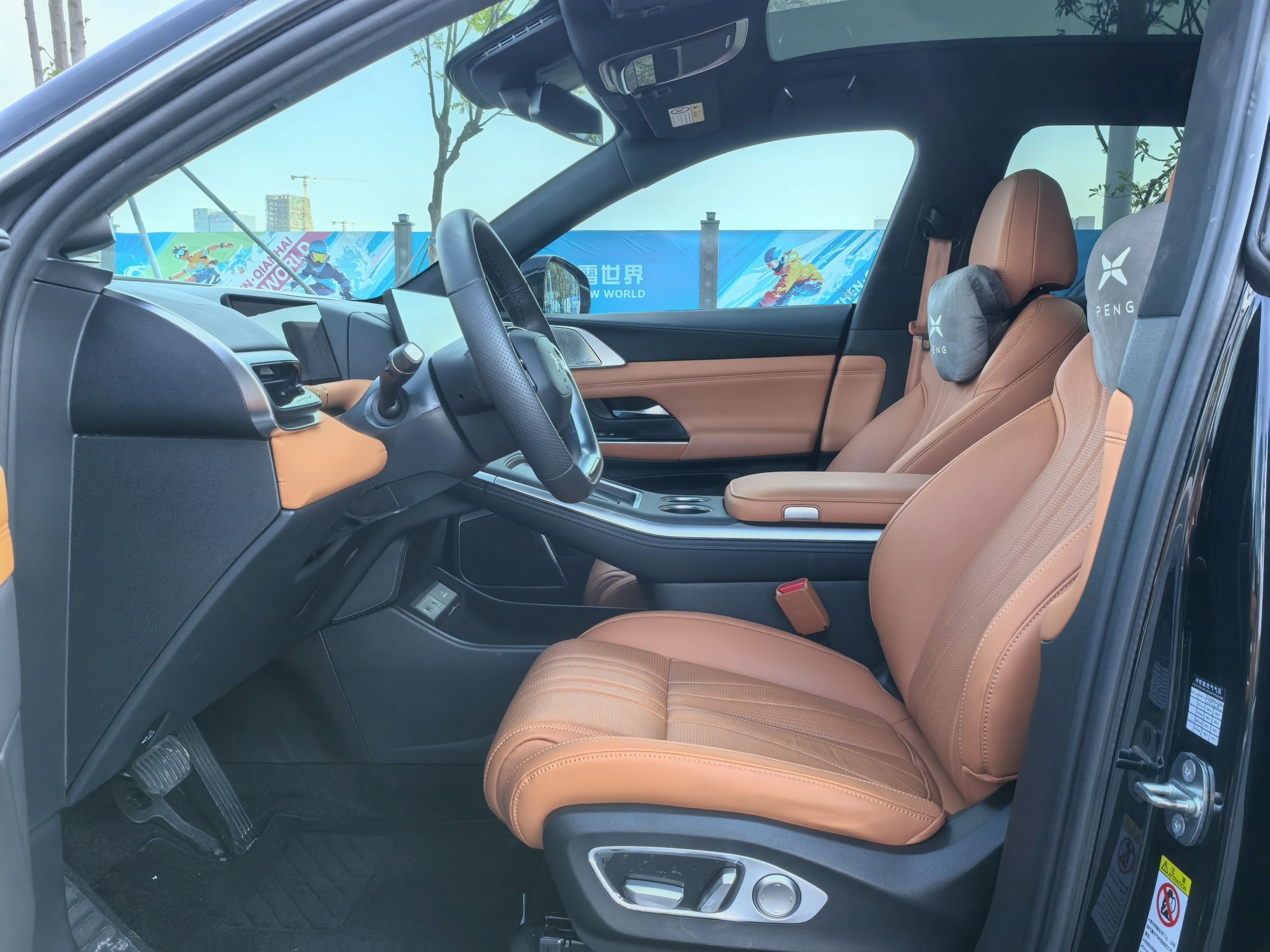 المقاعد الأمامية داخل السيارة