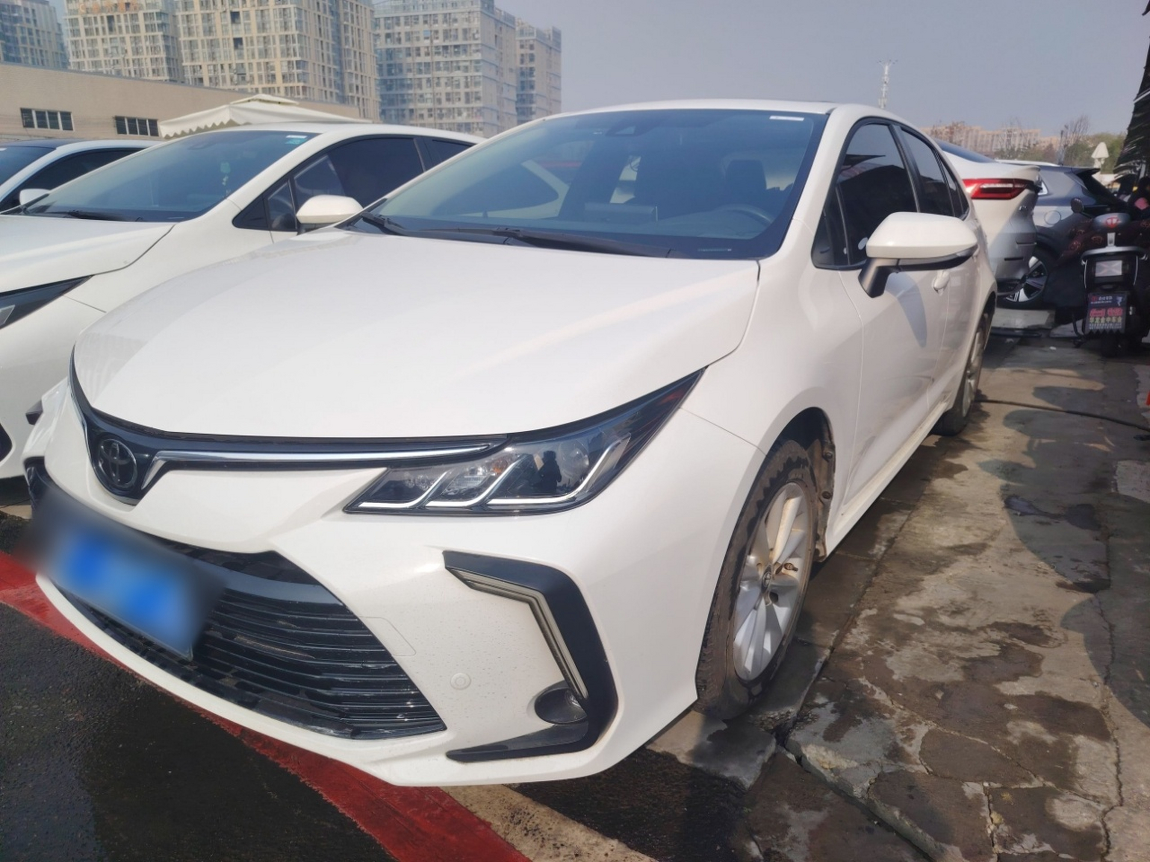 Под передней частью автомобиля