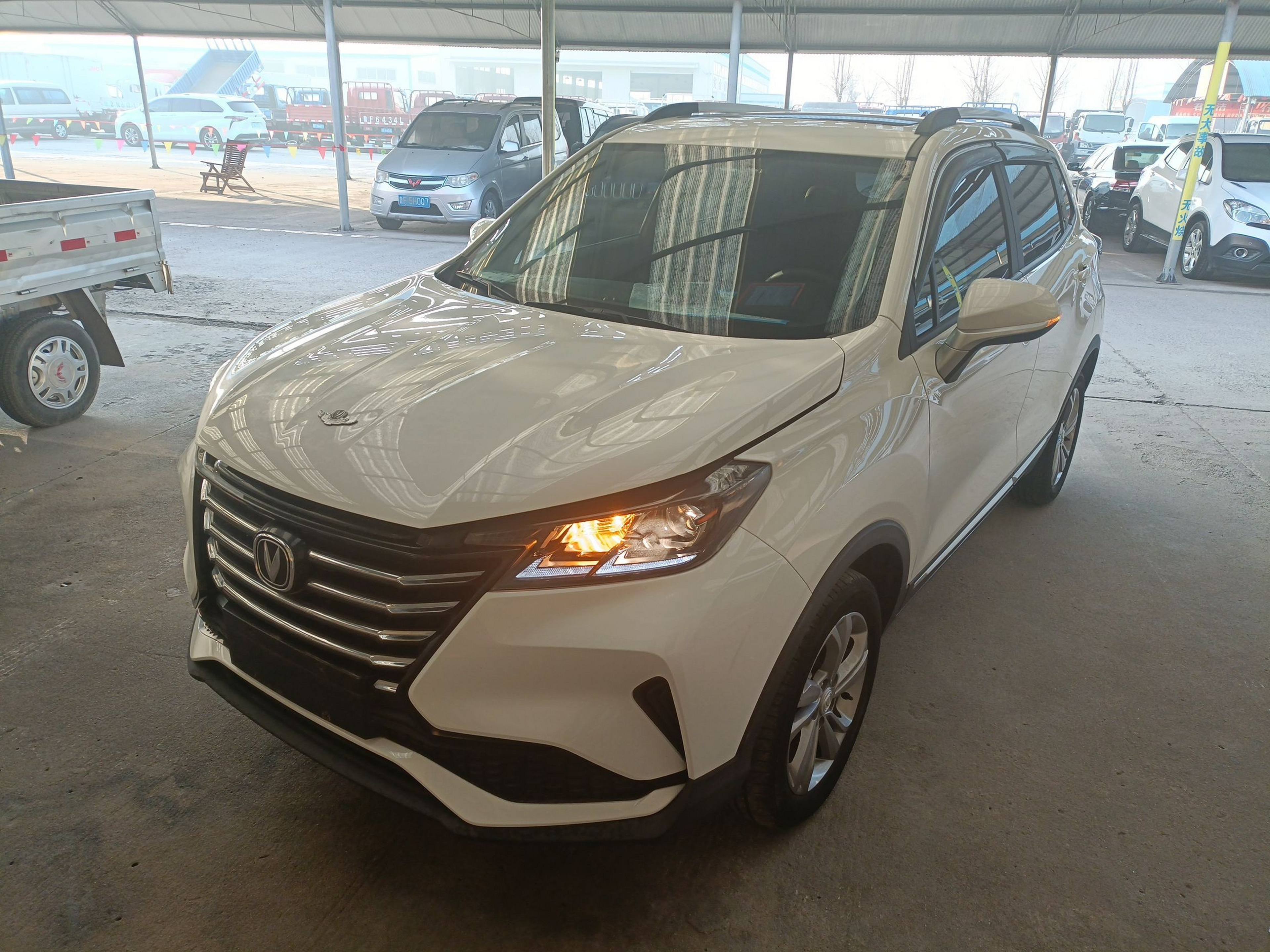 تحت مقدمة السيارة