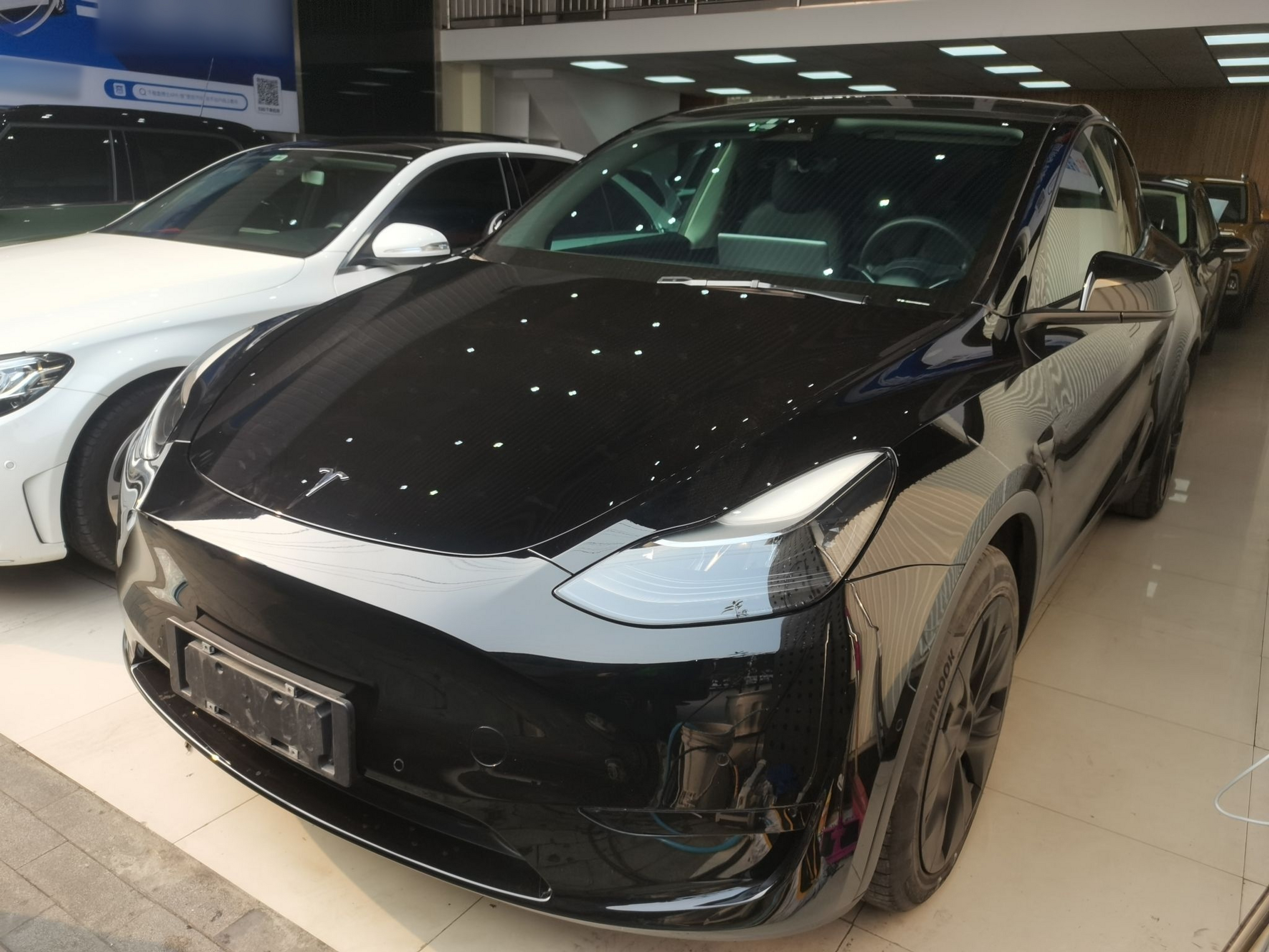 Под передней частью автомобиля